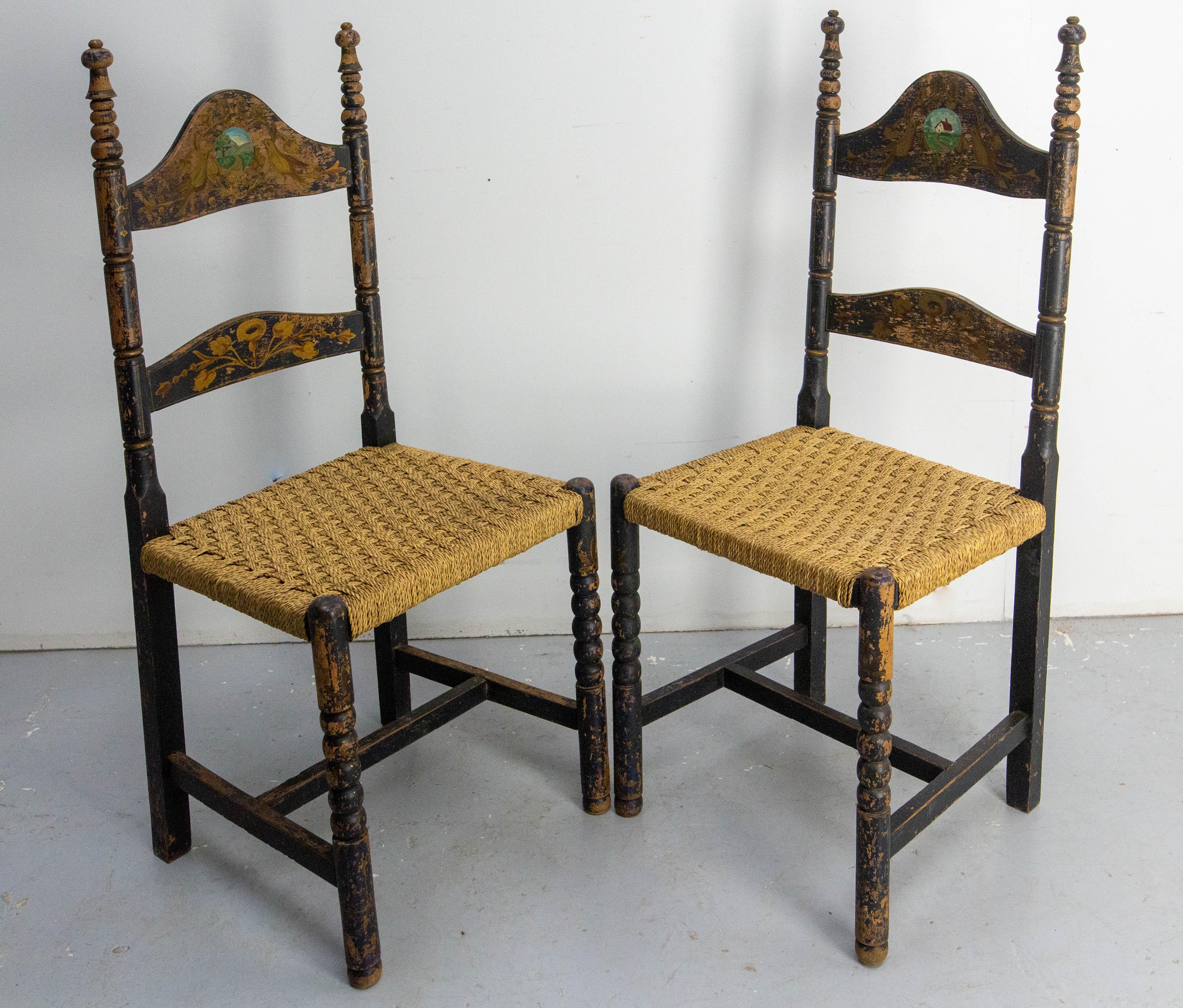Provincial français Deux chaises d'appoint françaises peintes à la main, sièges en joncs, style campagnard, 19e siècle en vente