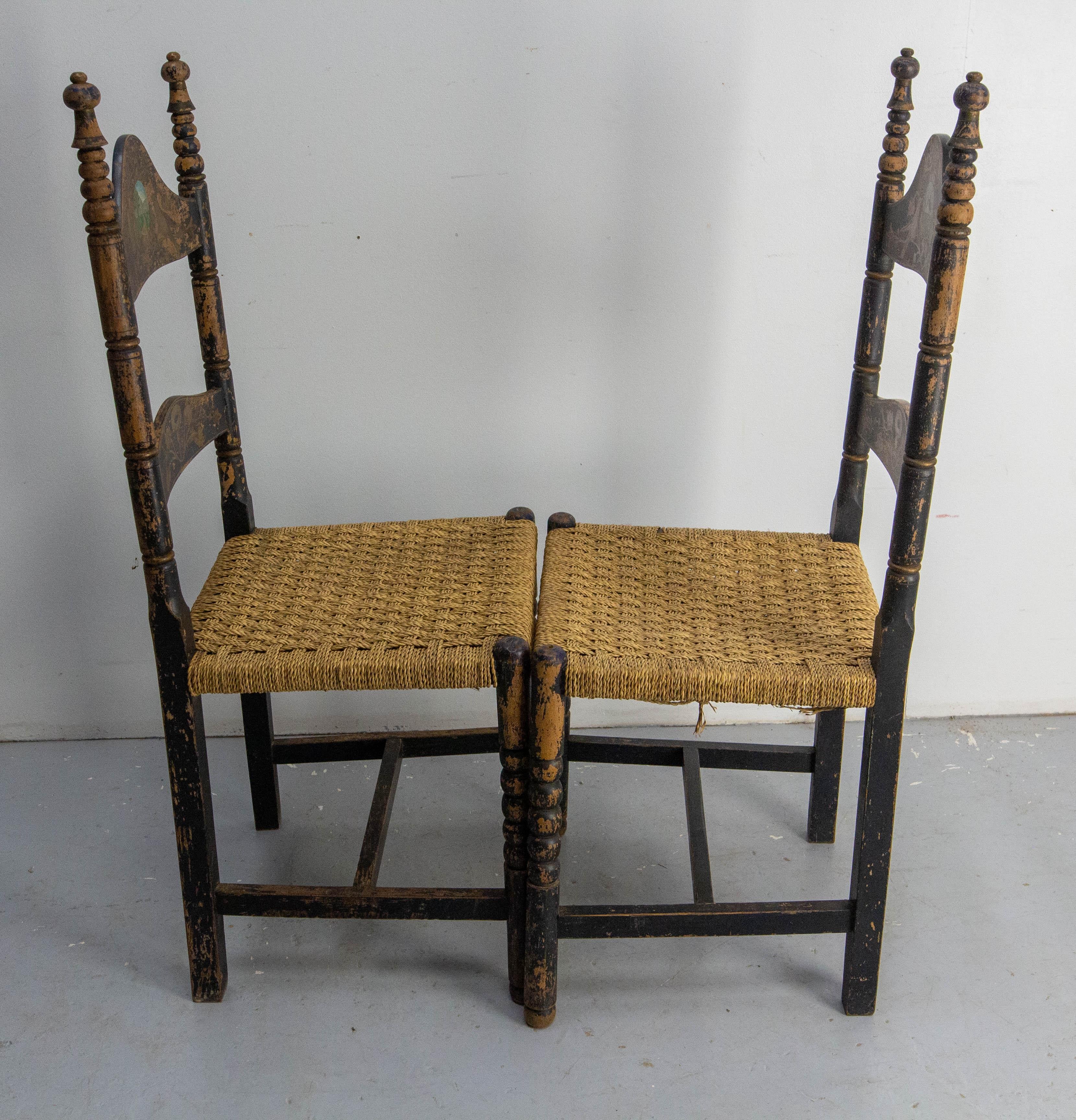 Français Deux chaises d'appoint françaises peintes à la main, sièges en joncs, style campagnard, 19e siècle en vente