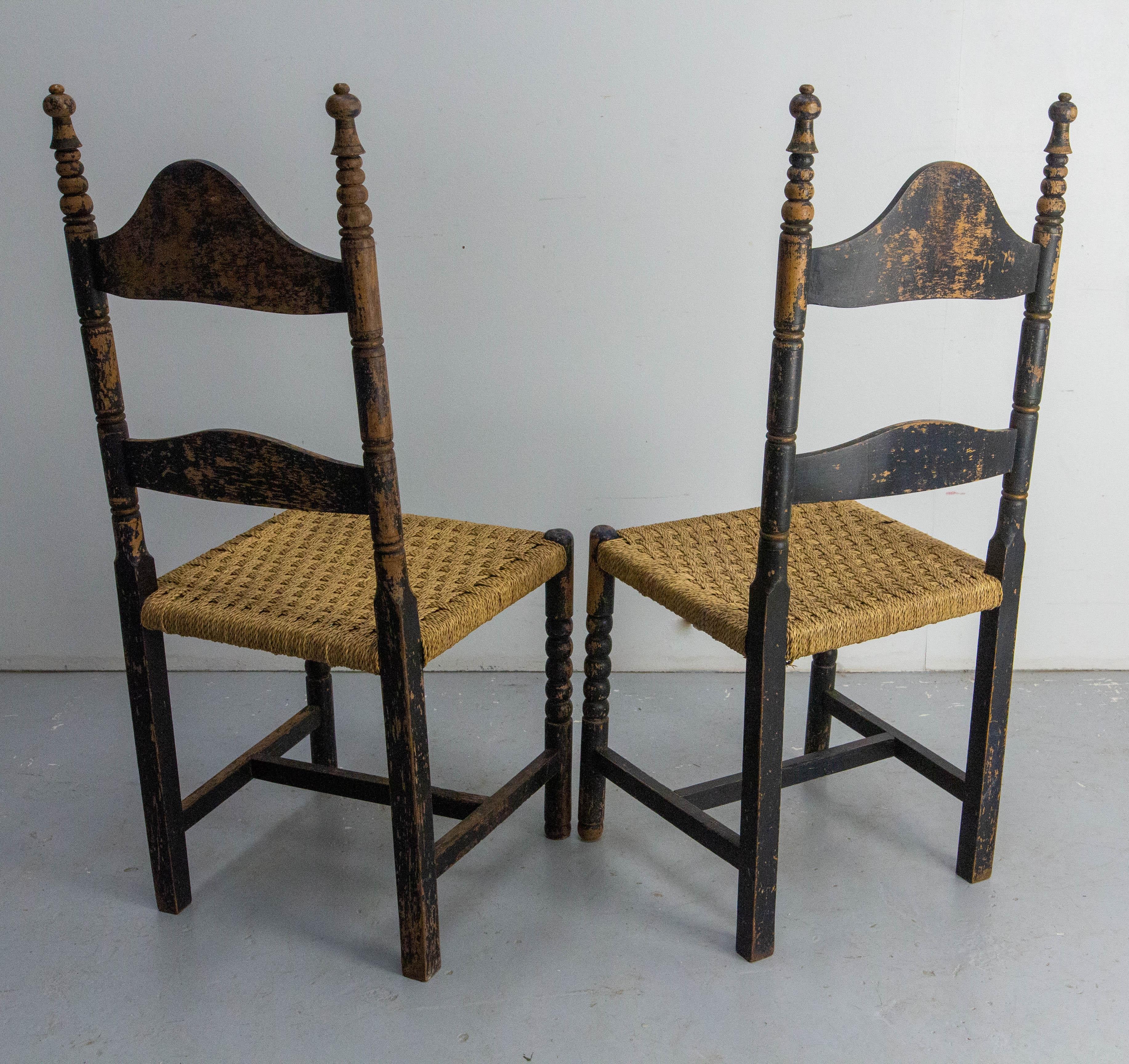 Deux chaises d'appoint françaises peintes à la main, sièges en joncs, style campagnard, 19e siècle Bon état - En vente à Labrit, Landes