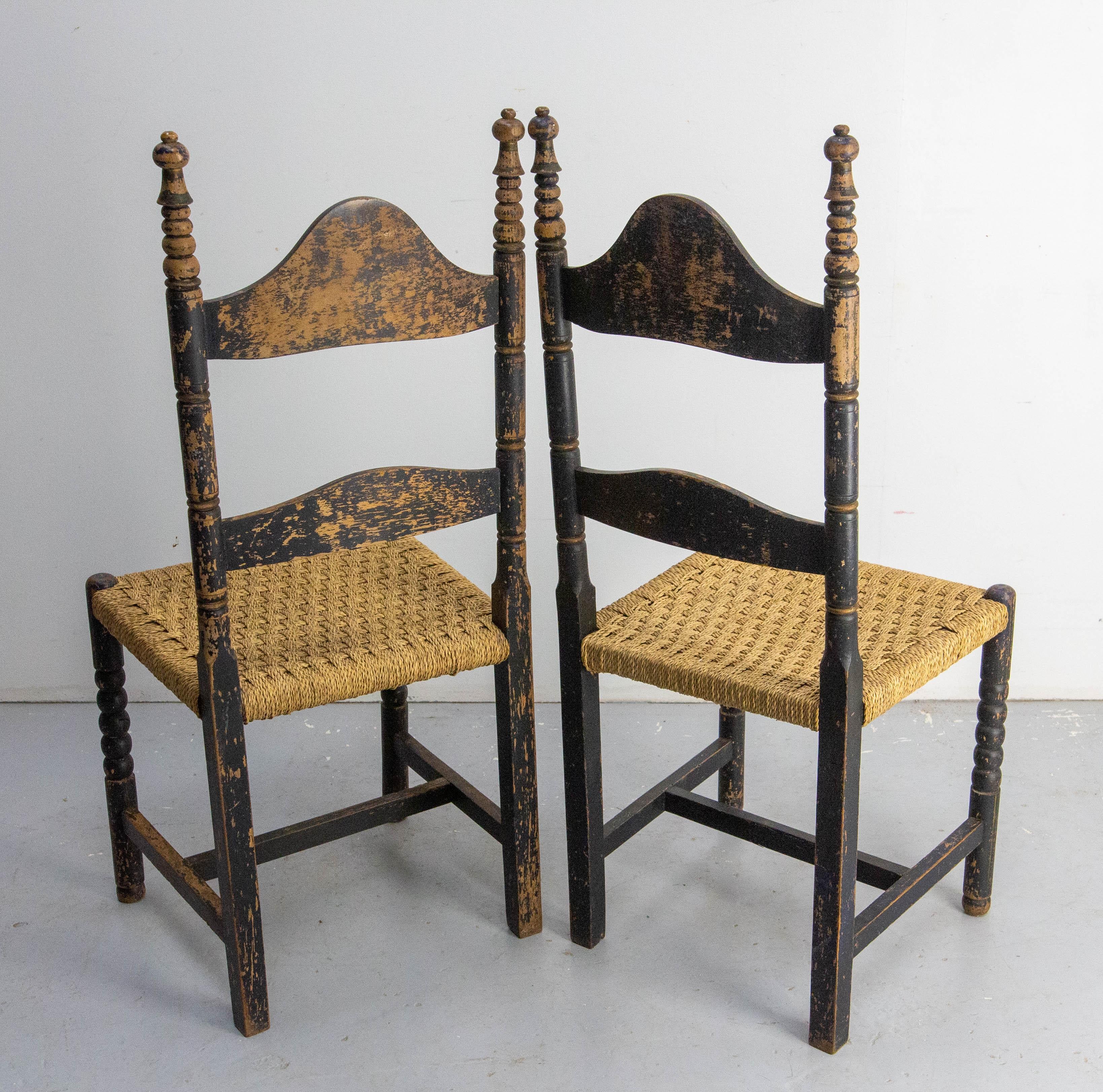 Jonc Deux chaises d'appoint françaises peintes à la main, sièges en joncs, style campagnard, 19e siècle en vente