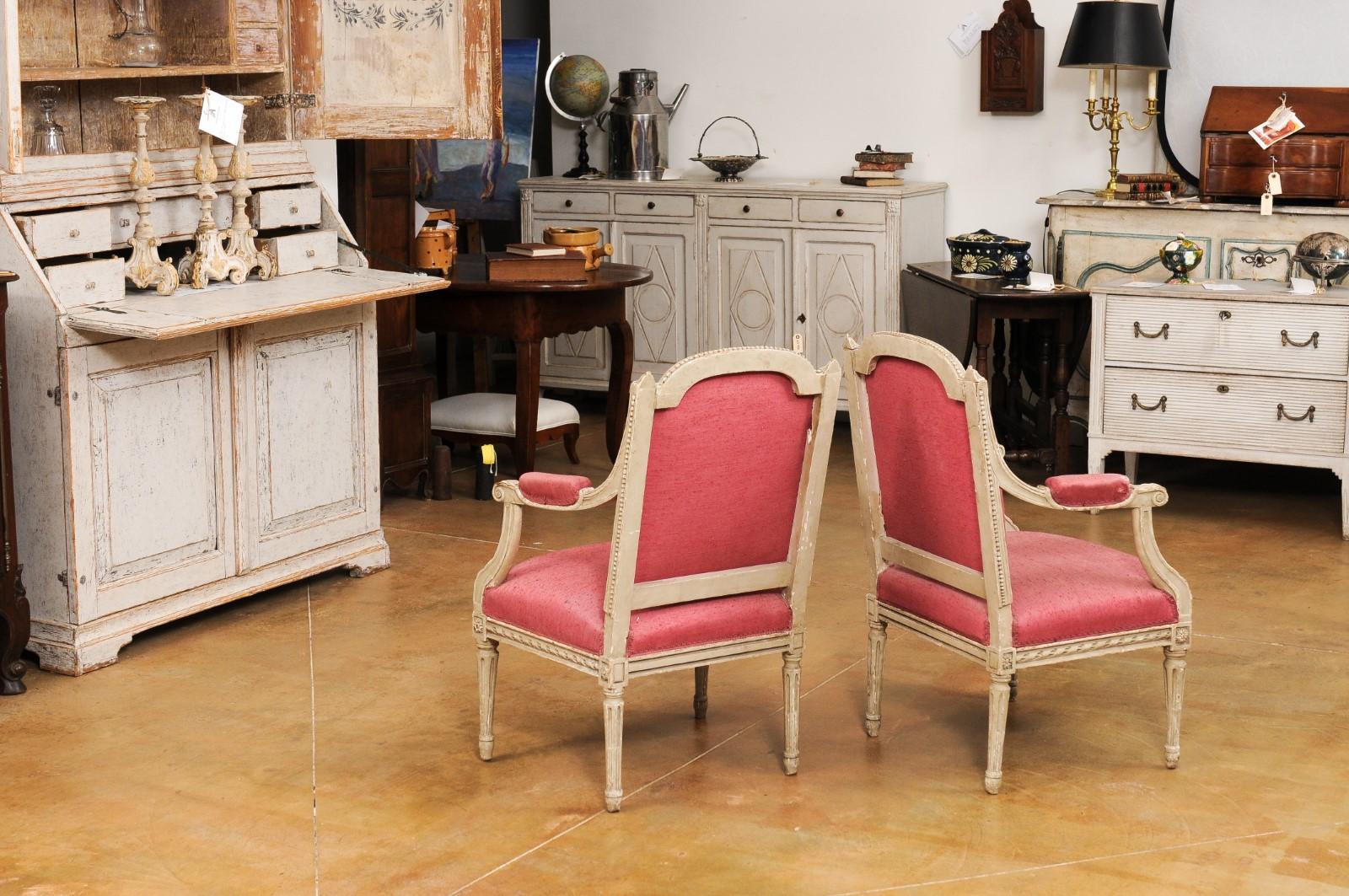 Zwei französische Sessel im Louis-XVI-Stil mit reichem Schnitzdekor, einzeln verkauft im Angebot 1