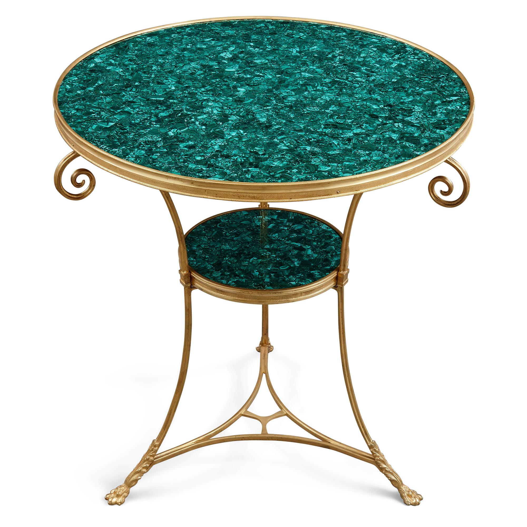 Deux tables d'appoint circulaires françaises en malachite et bronze doré 
Français, vers 1900 
Hauteur 69 cm, diamètre 62 cm 

Ces élégantes tables d'appoint circulaires (en français : 