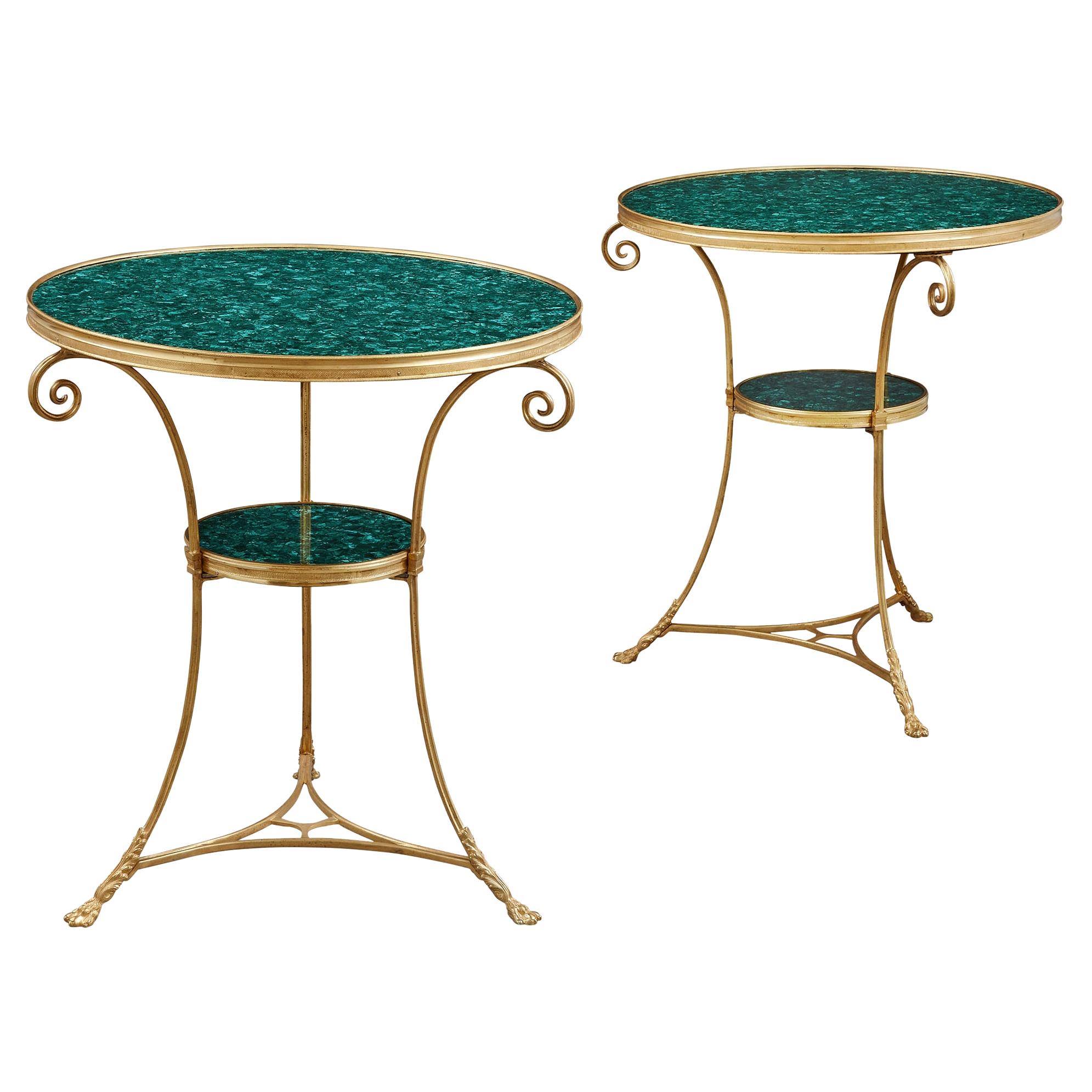 Deux tables d'appoint circulaires françaises en malachite et bronze doré en vente