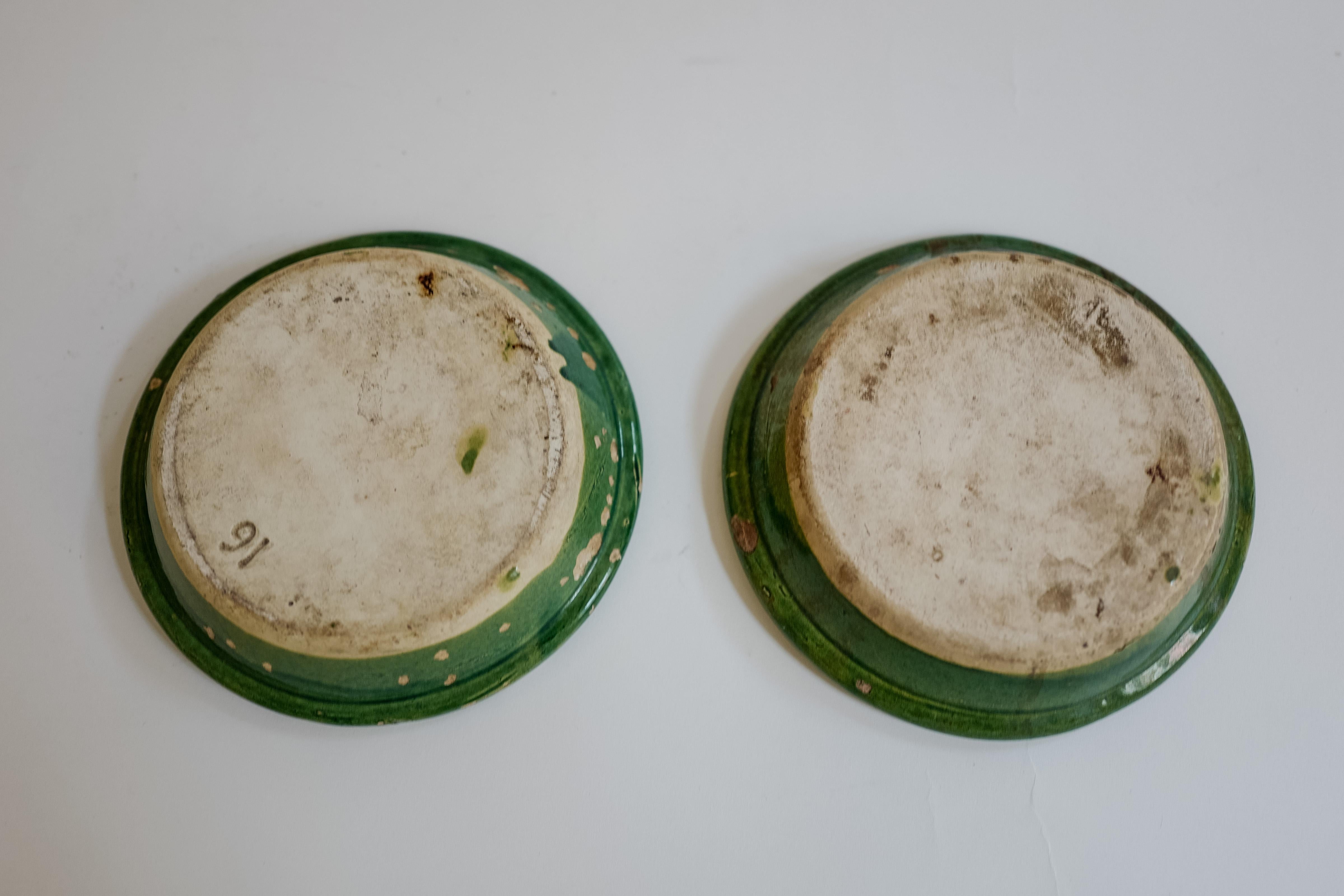 Two French Provincial Ceramic Painted Green Round Small Serving Platters In Good Condition For Sale In Milano, IT