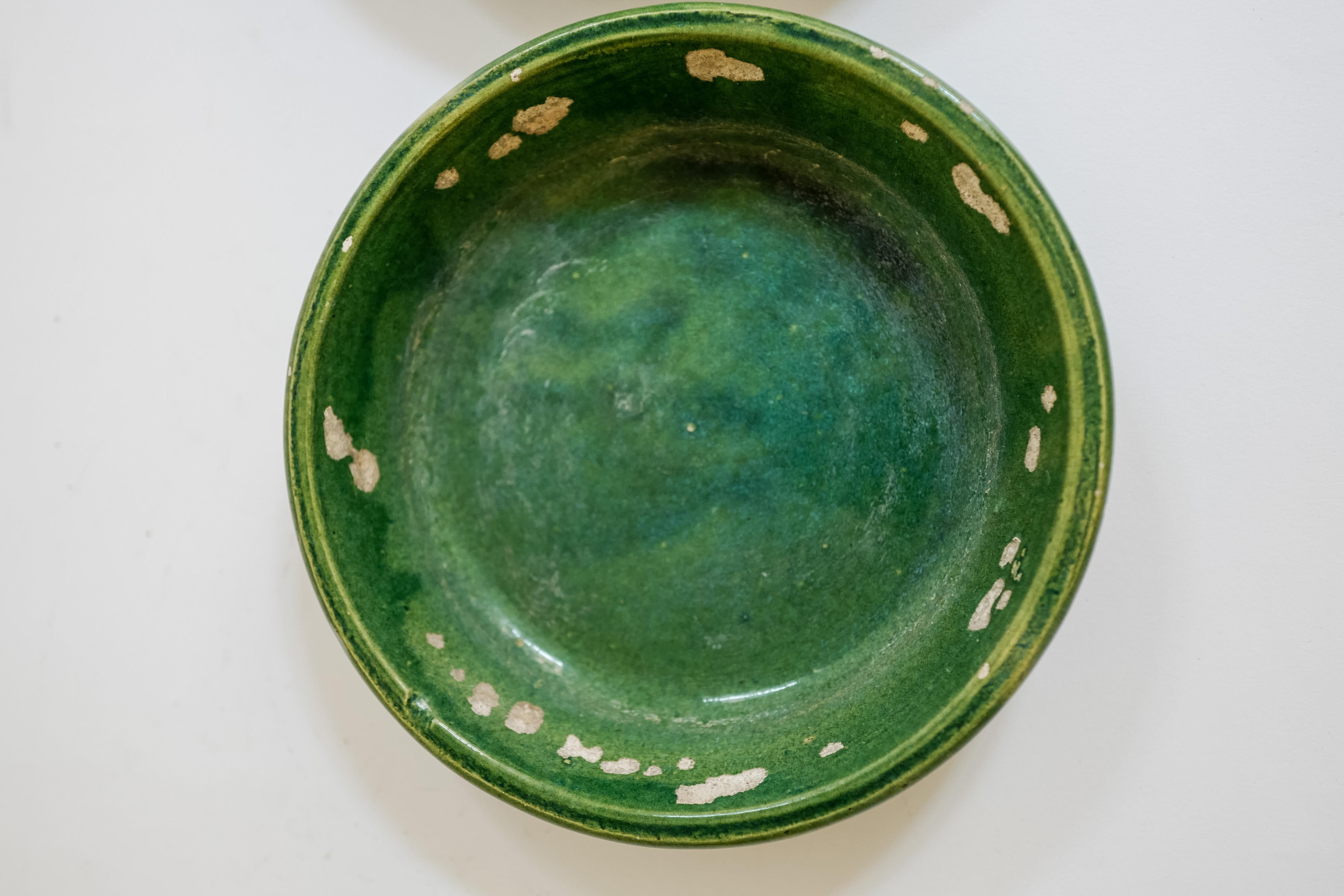 Platos redondos de servir de cerámica pintada verde de la provincia francesa del siglo XIX Francés en venta