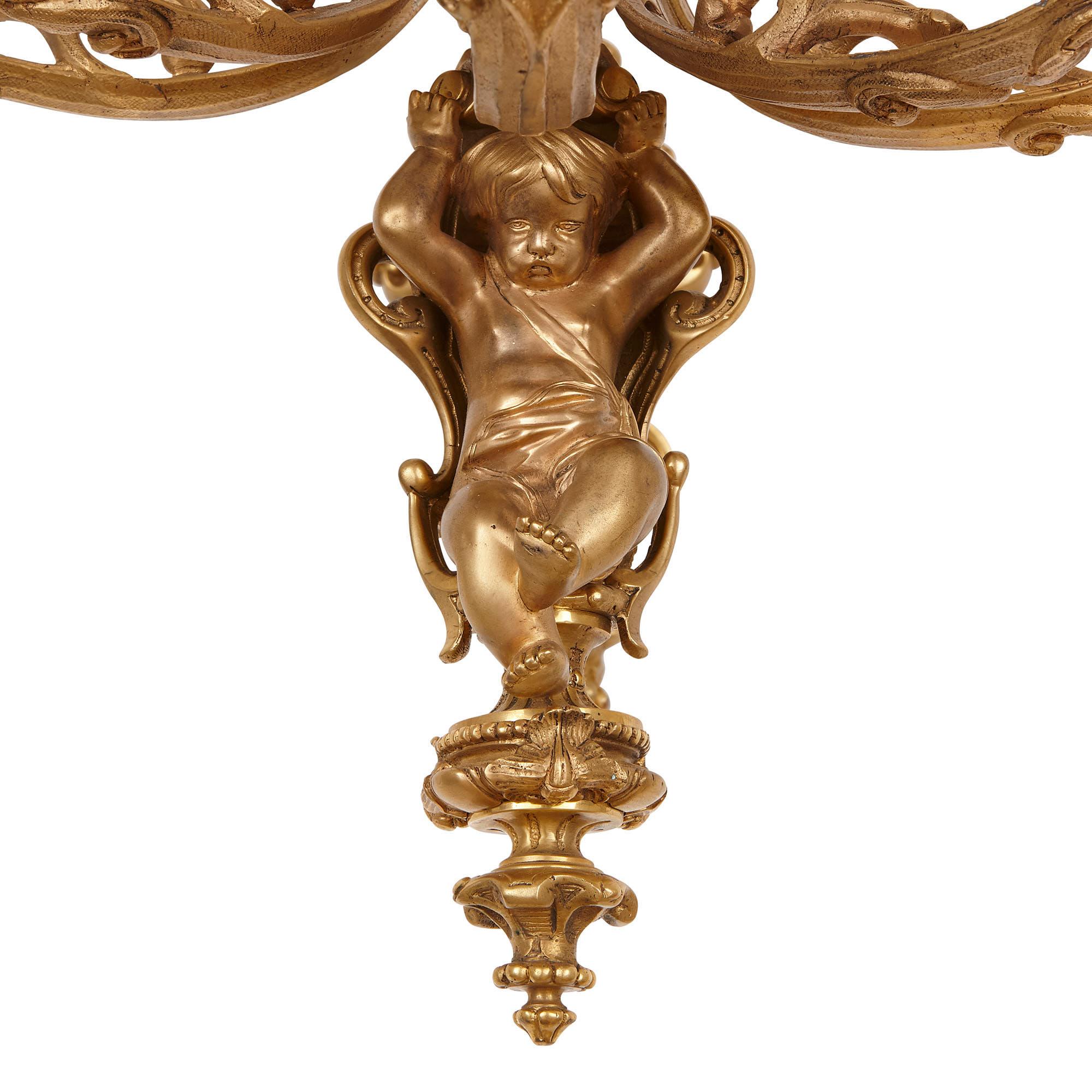 Dieses Paar vergoldeter Bronzeskulpturen (oder Wandleuchten) ist im Stil des Rokoko gestaltet und besteht aus schönen, von der Natur inspirierten, geschwungenen Formen. 

Die sechs Arme jeder Leuchte entspringen einer Rückenplatte, die mit