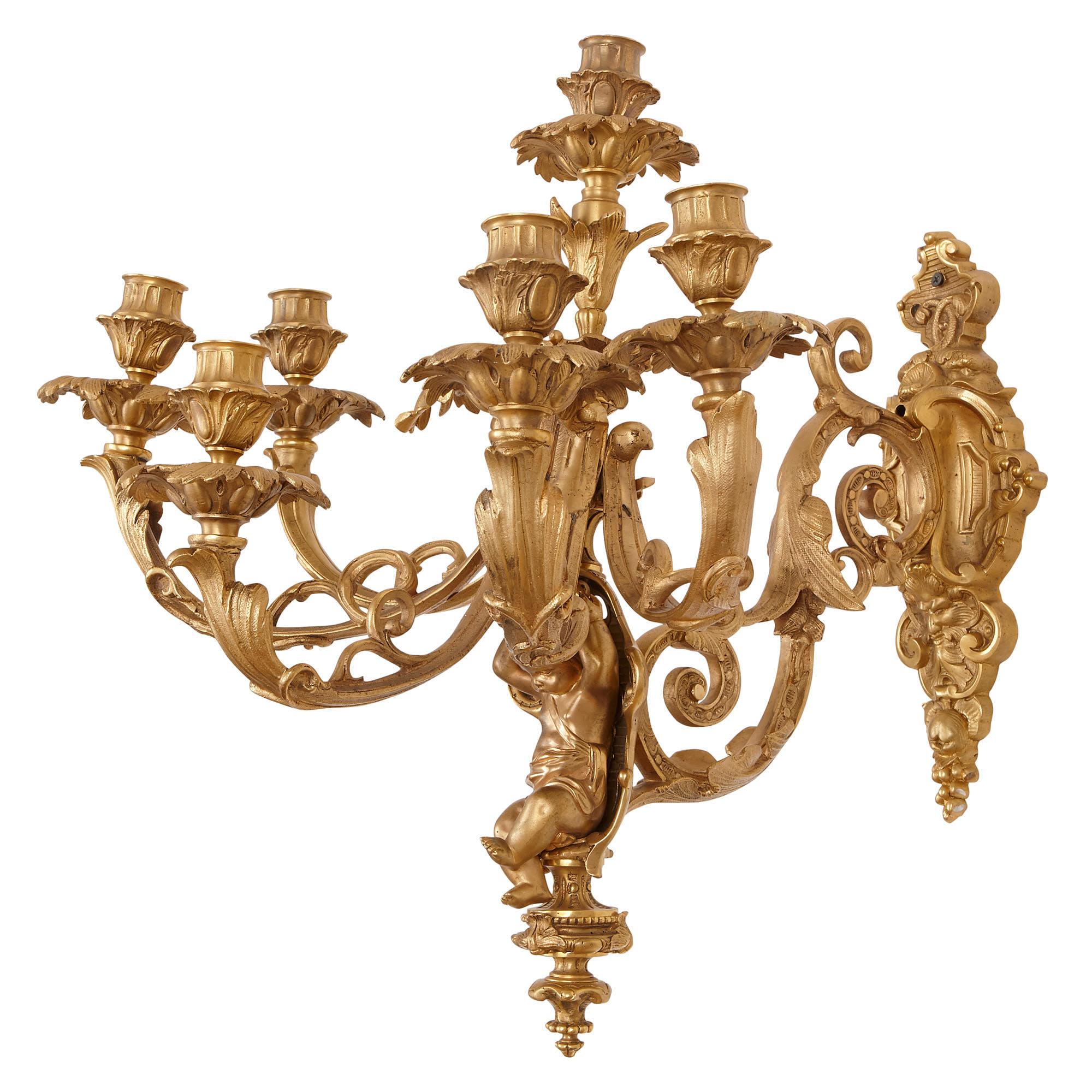 Sechs-Licht-Wandleuchter im französischen Rokoko-Stil aus vergoldeter Bronze (Französisch) im Angebot