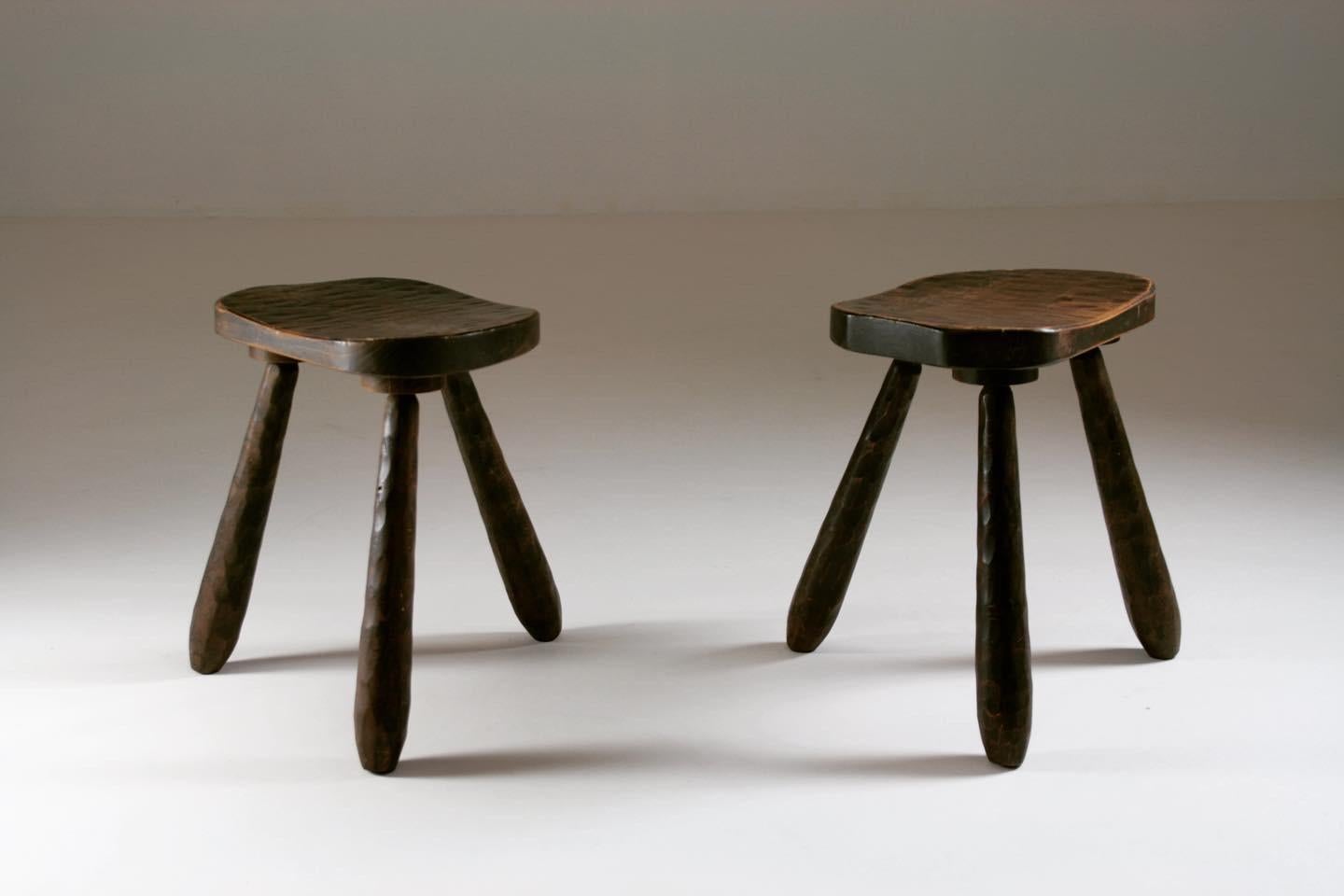Pair of brutalist wooden tripod stools. French work dating from the 30s and 40s. Pretty, perfectly stable decorative pieces. Dimensions: D38 X W30 X H44 cm.