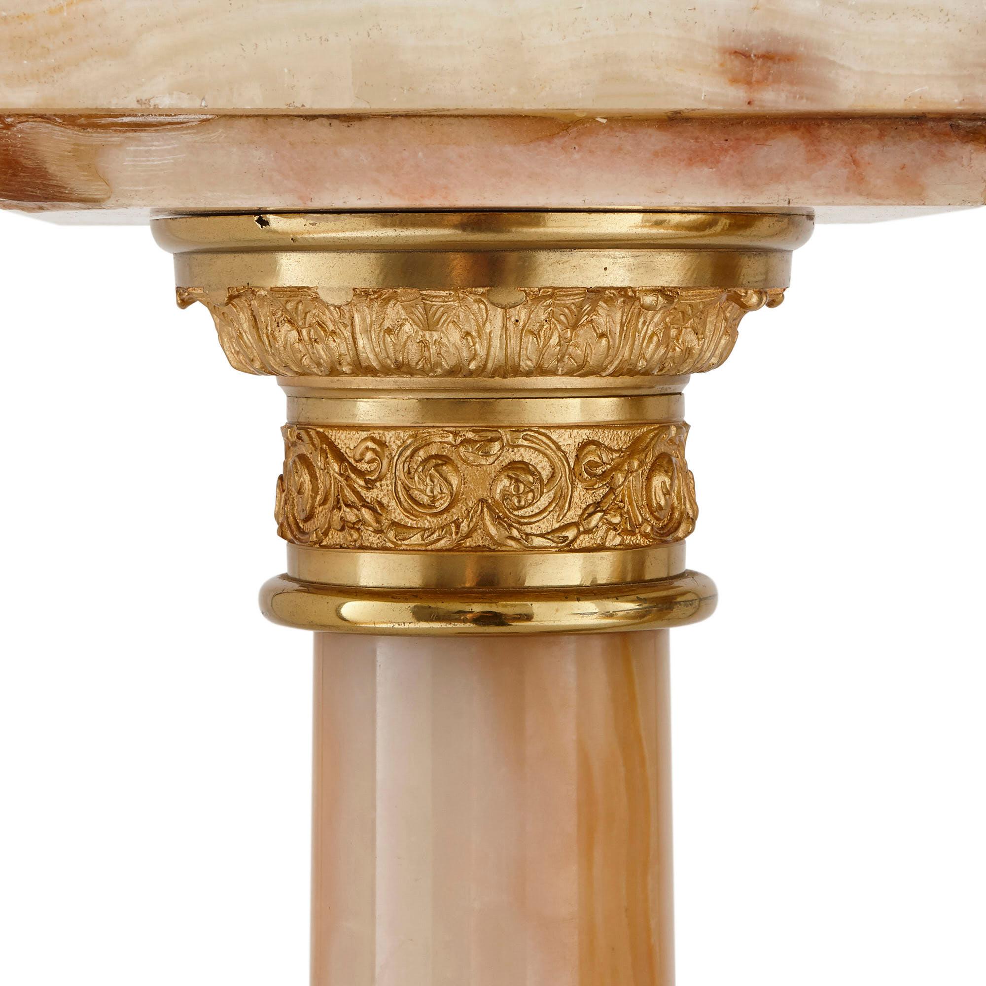 Französische Säulenständer aus weißem Onyx und vergoldeter Bronze in Säulenform (Neoklassisch) im Angebot