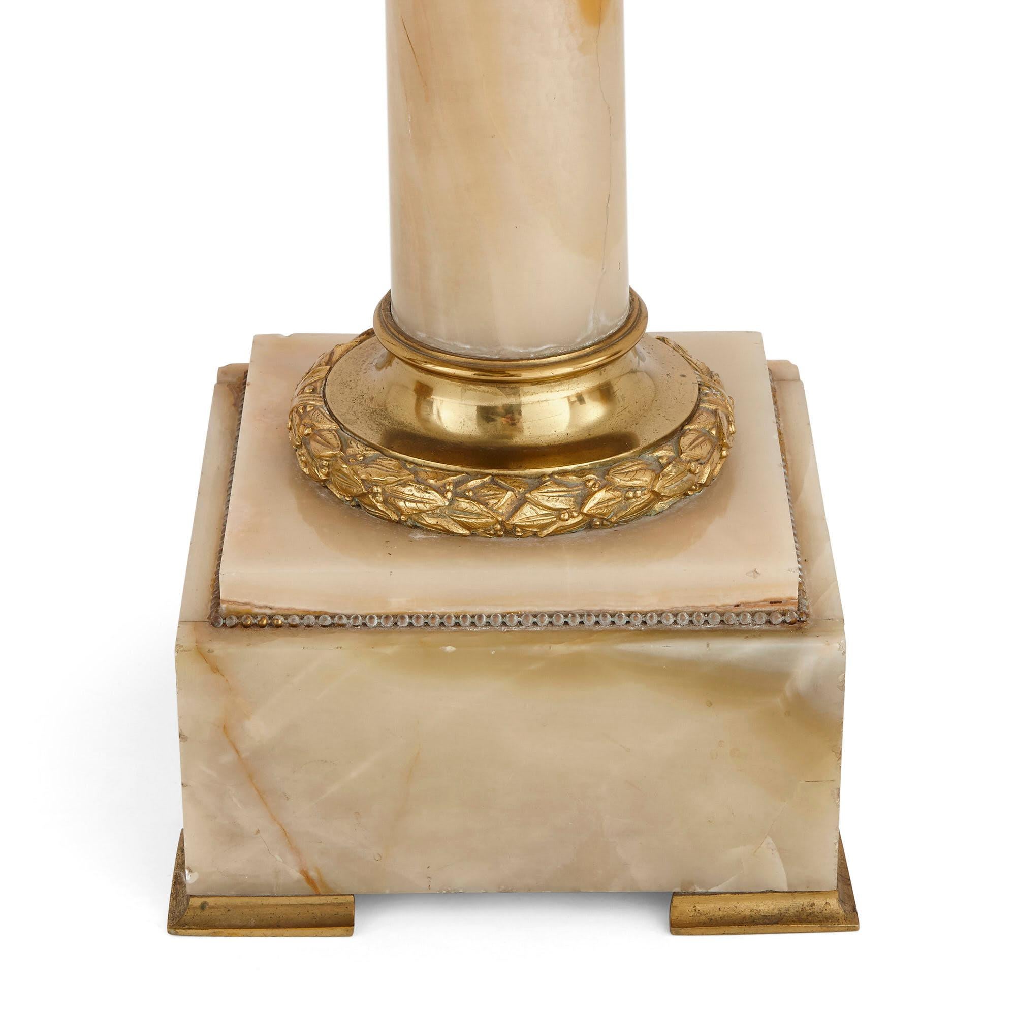 Französische Säulenständer aus weißem Onyx und vergoldeter Bronze in Säulenform (Vergoldet) im Angebot