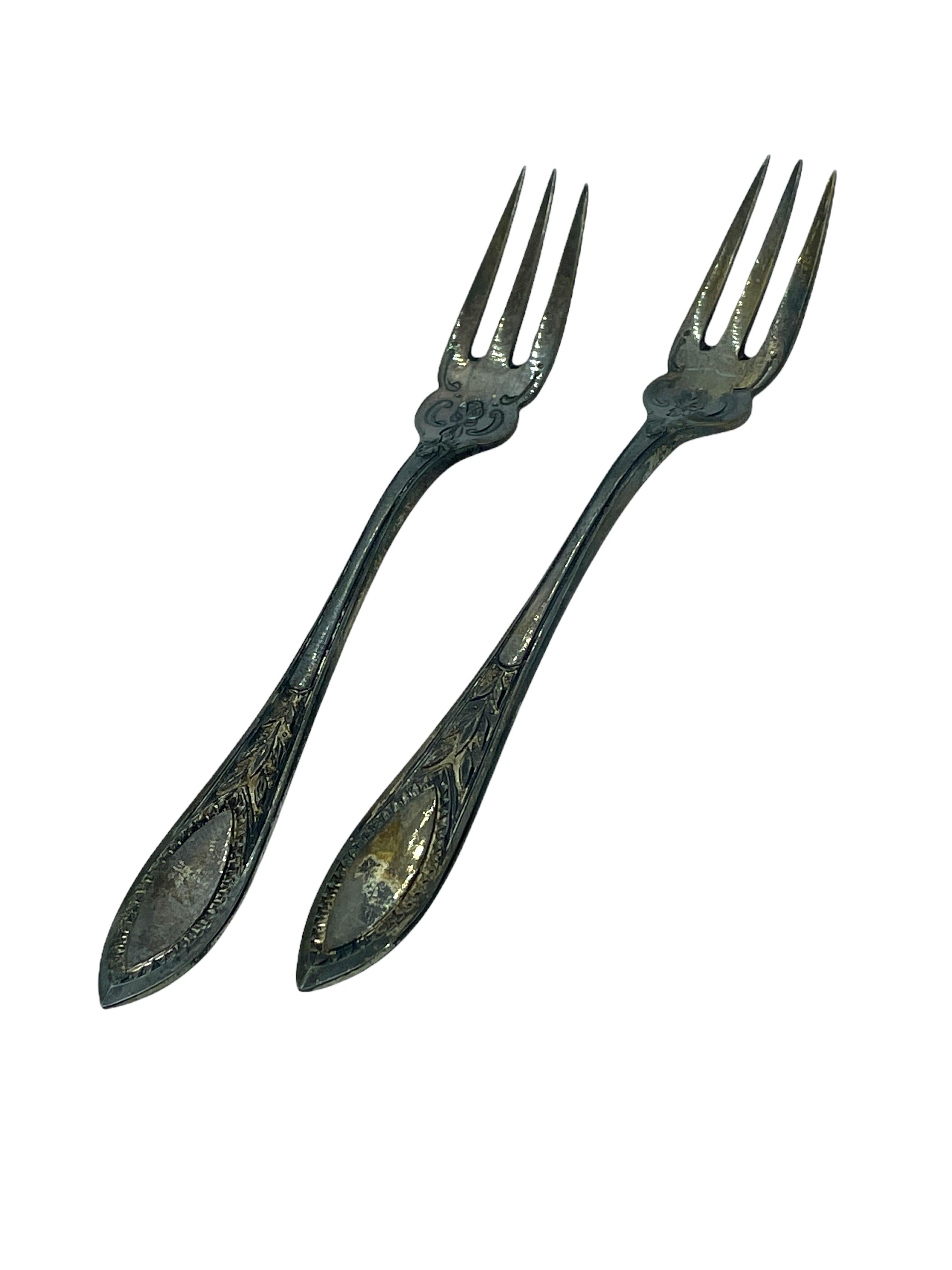 Two Fruit Forks and Sugar Tongs in Case, Antique Germany, c. 1900 Silver 800 In Good Condition For Sale In Nuernberg, DE