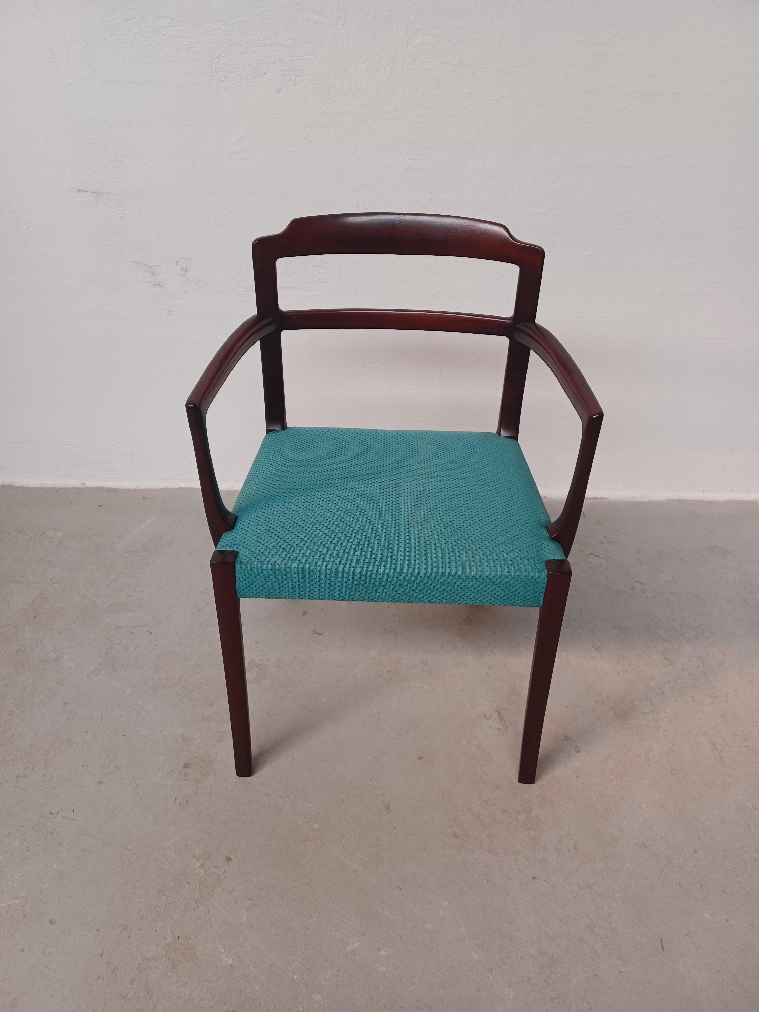 Set di due poltrone danesi in mogano Ole Wanscher completamente restaurate con tappezzeria personalizzata

Le sedie presentano un'elegante poltrona moderna di metà secolo, ben progettata e ben realizzata, con il senso ben sviluppato di Ole Wanscher