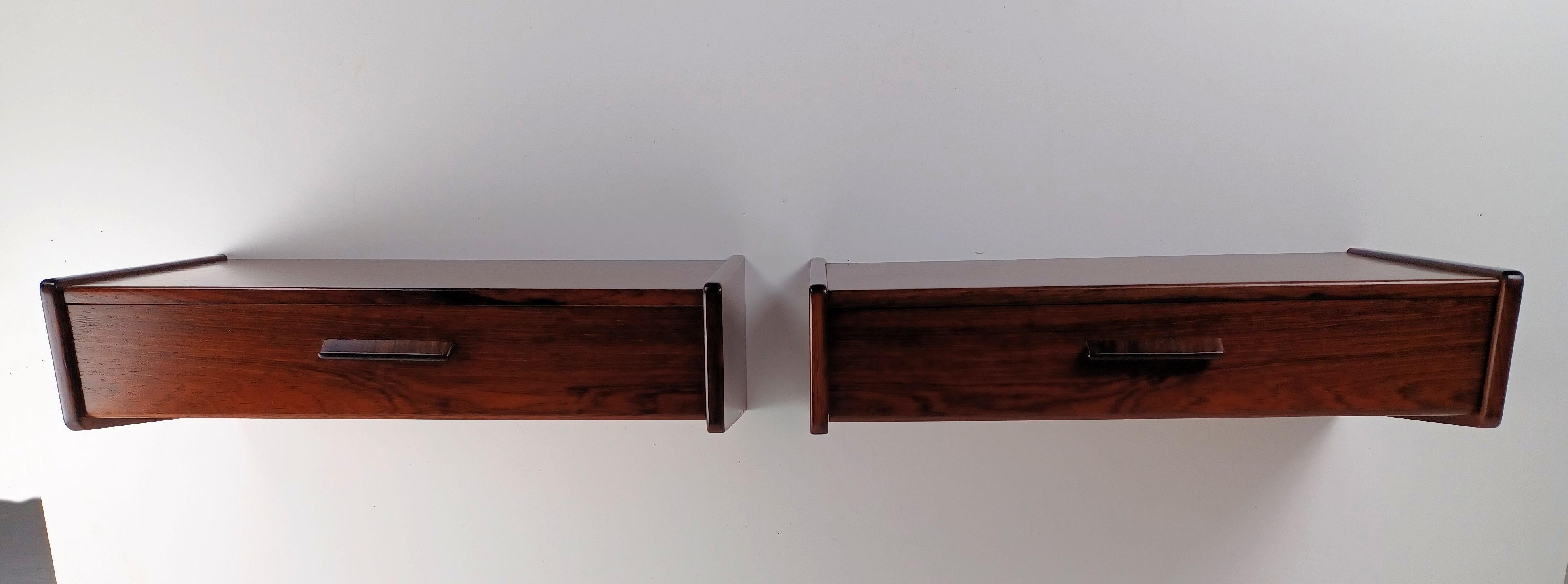 Set di due comodini in palissandro danese Poul Volther completamente restaurati.

I comodini sono un esempio del design minimalista e funzionale e dell'artigianato avanzato che caratterizza i mobili danesi della metà del secolo scorso. 

I comodini