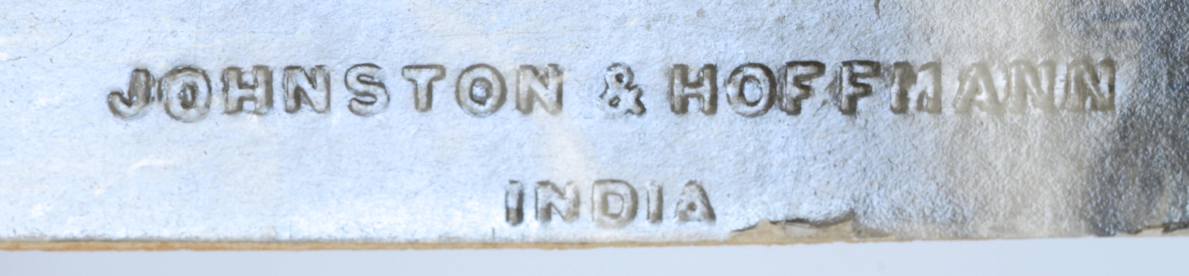 Dos grabados en gelatina de plata de la India por Johnston & Hoffmann, uno con sello ciego que representa a unos bañistas en el Hoogly, el otro de un barco de madera a contraluz en el Ganges. Ambas impresiones tienen escritos a lápiz los números de