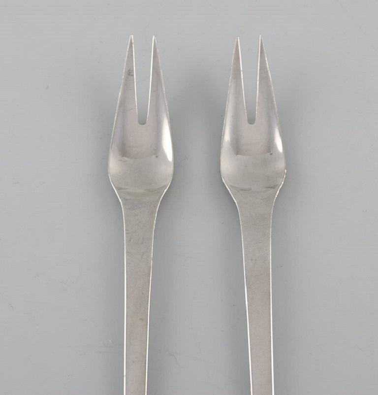 Two Georg Jensen Caravel cold meat forks in sterling silver.
Length: 15 cm.
Stamped.
En parfait état.
The elegant and timeless Caravel cutlery was designed by Henning Koppel in 1957.
Our skilled Georg Jensen silversmith / goldsmith can polish