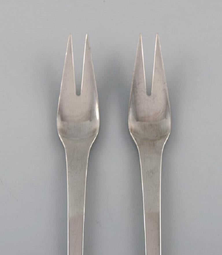 Two Georg Jensen Caravel roast forks in sterling silver.
Measure: Length: 21 cm.
Stamped.
En parfait état.
The elegant and timeless Caravel cutlery was designed by Henning Koppel in 1957.
Our skilled Georg Jensen silversmith / goldsmith can