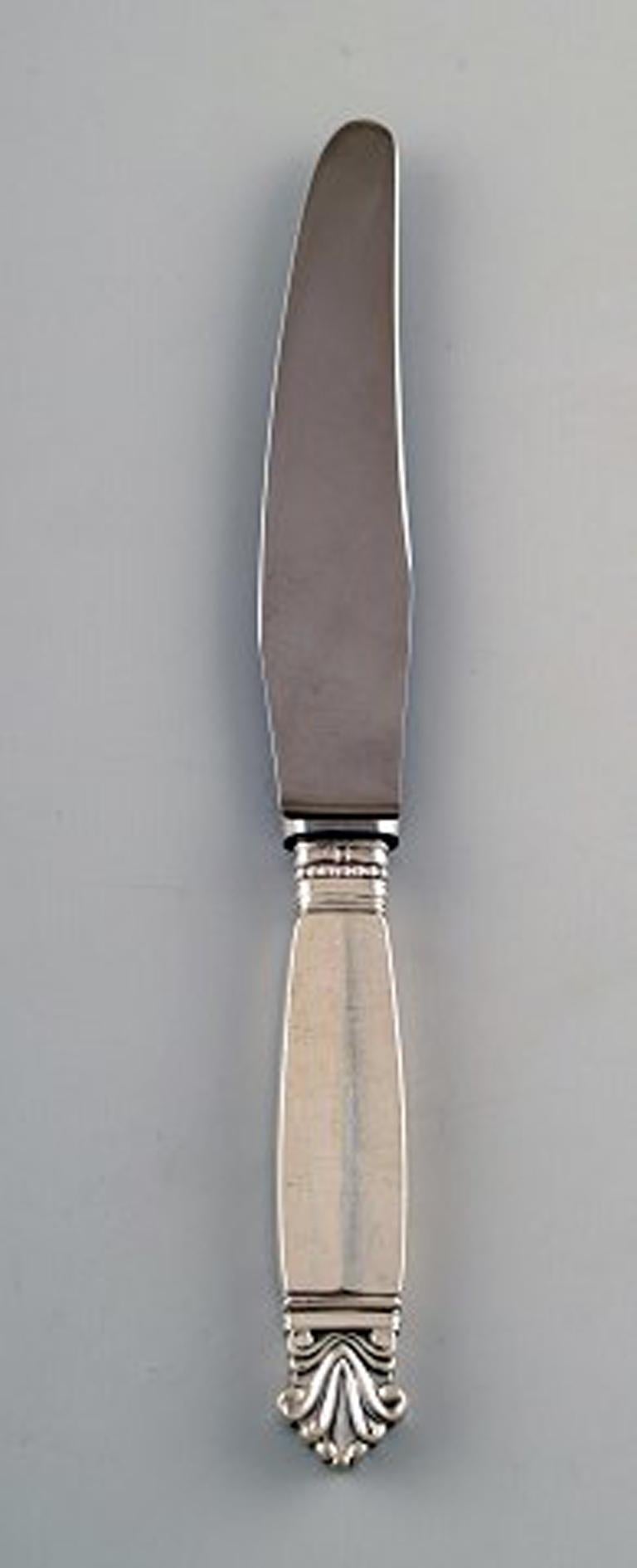 Two Georg Jensen sterling silver acanthus, two lunch knifes with short handle.
Measures: 20 cm.
Early stamp.
In very good condition.