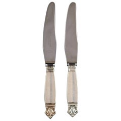 Deux couteaux à déjeuner en argent sterling avec poignée courte en forme d'acanthe de Georg Jensen