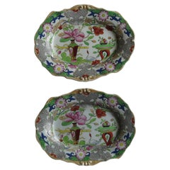 Deux plats ovales en pierre de taille de l'époque géorgienne Table & Motif de pot de fleurs:: vers 1818