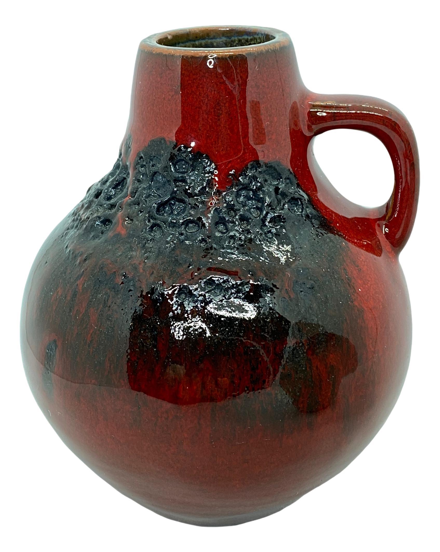 Un ensemble étonnant de deux vases en poterie d'art du milieu du siècle dernier, fabriqués en Allemagne, vers les années 1970, par Kreutz Keramik. Vases en très bon état, sans éclats, ni fissures, ni piqûres de puces. Signé avec le numéro de modèle