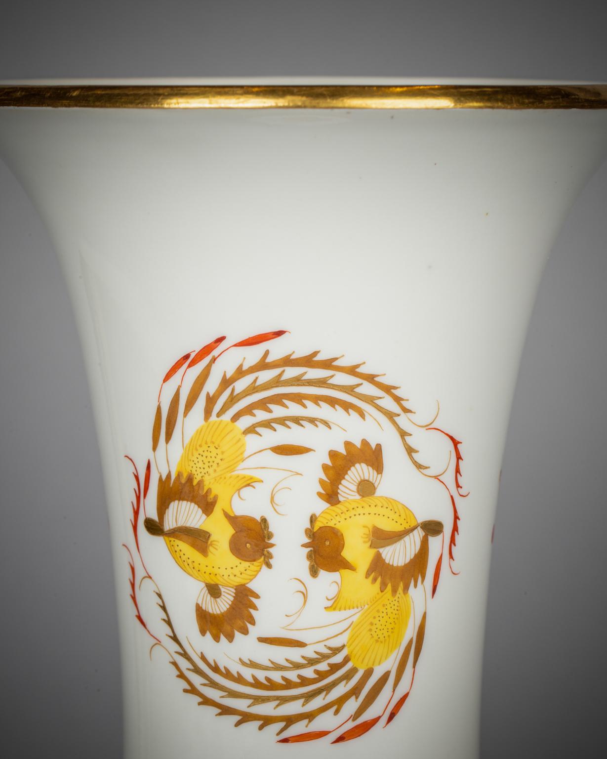 Un vase peint d'un dragon jaune et de phénix, l'autre d'un dragon bleu.