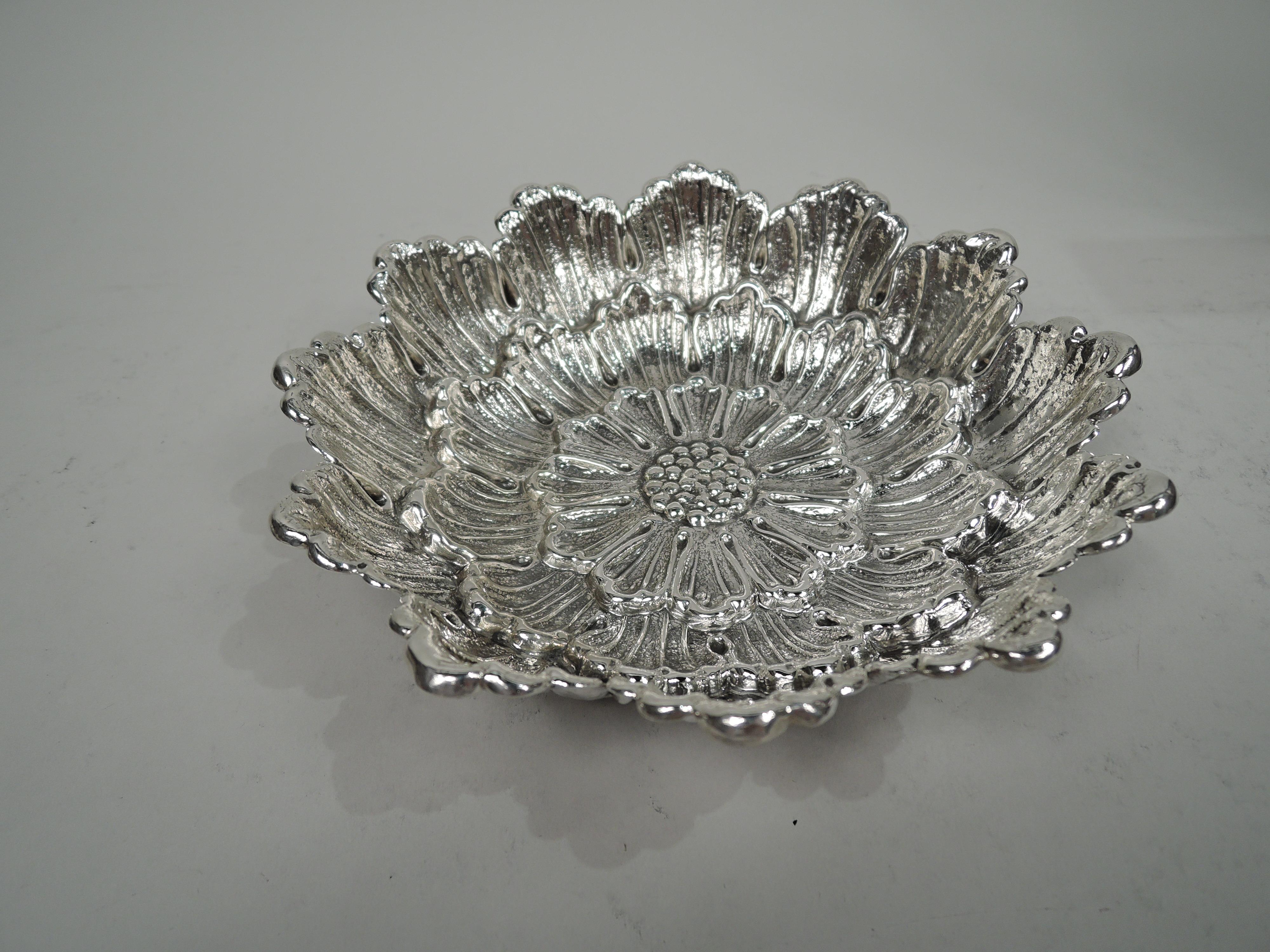 Two Gianmaria Buccellati Sterling Silver Flower Bowls in Case In Excellent Condition For Sale In New York, NY