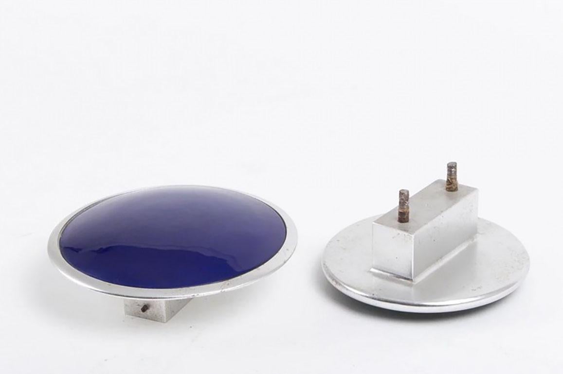 Juego de dos picaportes gigantes esmaltados, del Taller Hagenauer [Werkstätte] de Austria, hacia la década de 1960.

Este gigante original de Hagenauer y las pesadas manillas esmaltadas se utilizaron como muestras de venta utilizadas por Hagenauer