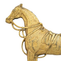 Zwei vergoldete Bronzefiguren mit stehenden Pferdefiguren aus dem 19. Jahrhundert, Büttenwaschmaschinen
