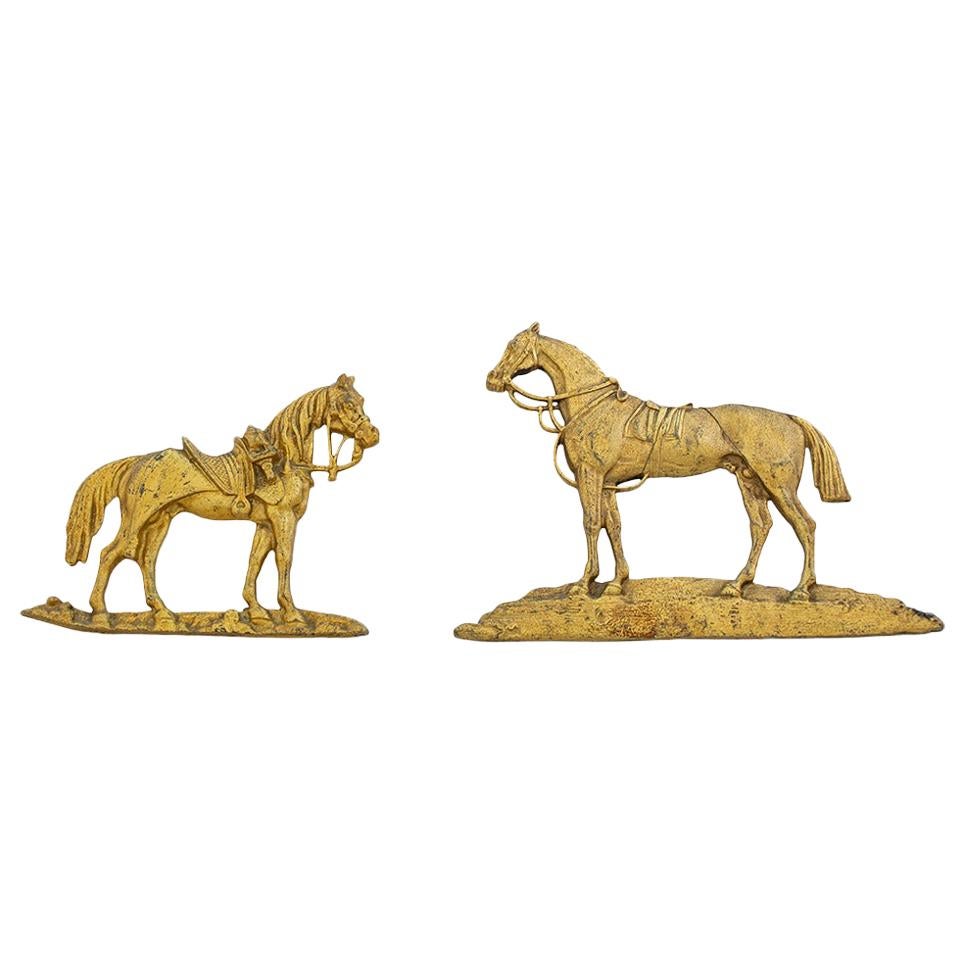 Vergoldete Bronze-Applikation, die stehende Pferdefiguren darstellt, 19. Jahrhundert