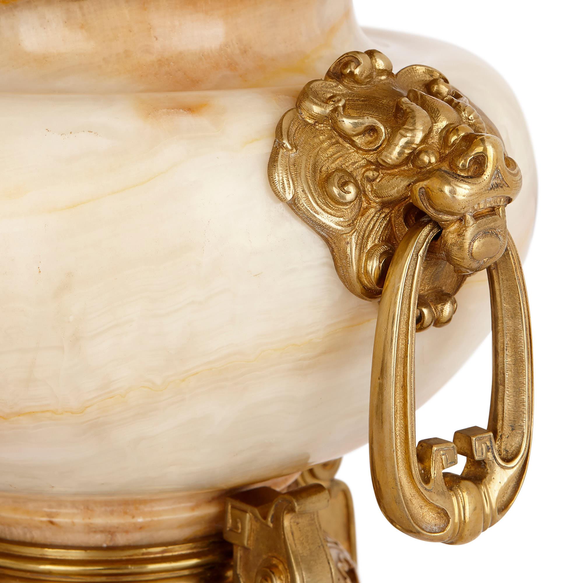 XIX secolo Due urne in bronzo dorato con montatura in onice smaltato di H. Journet & Cie. in vendita