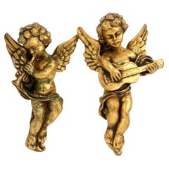 Ángel querubín músico dorado tocando la guitarra y la flauta, Italia, años 60