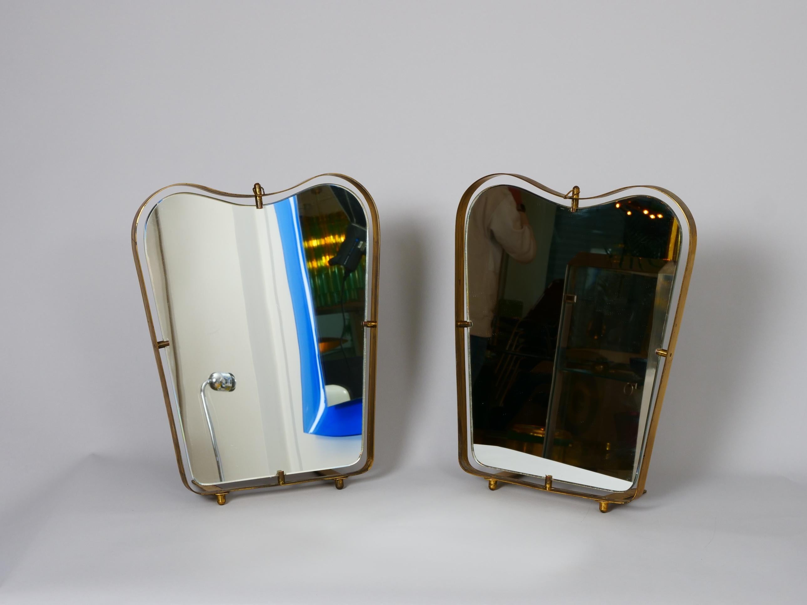 Mid-Century moderno Due specchi da tavolo o da parete di Fontana Arte a forma di Gio Ponti Italia c1950 in vendita