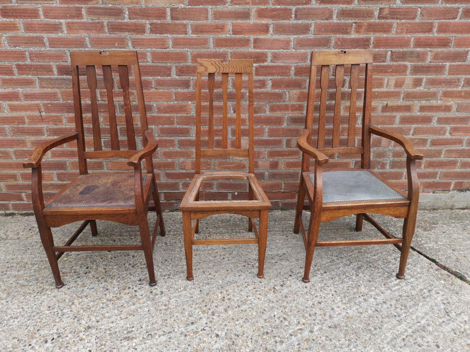 Zwei Arts & Crafts-Sessel aus Eiche im Glasgower Stil und ein passender Esszimmerstuhl aus Eiche (Englisch) im Angebot