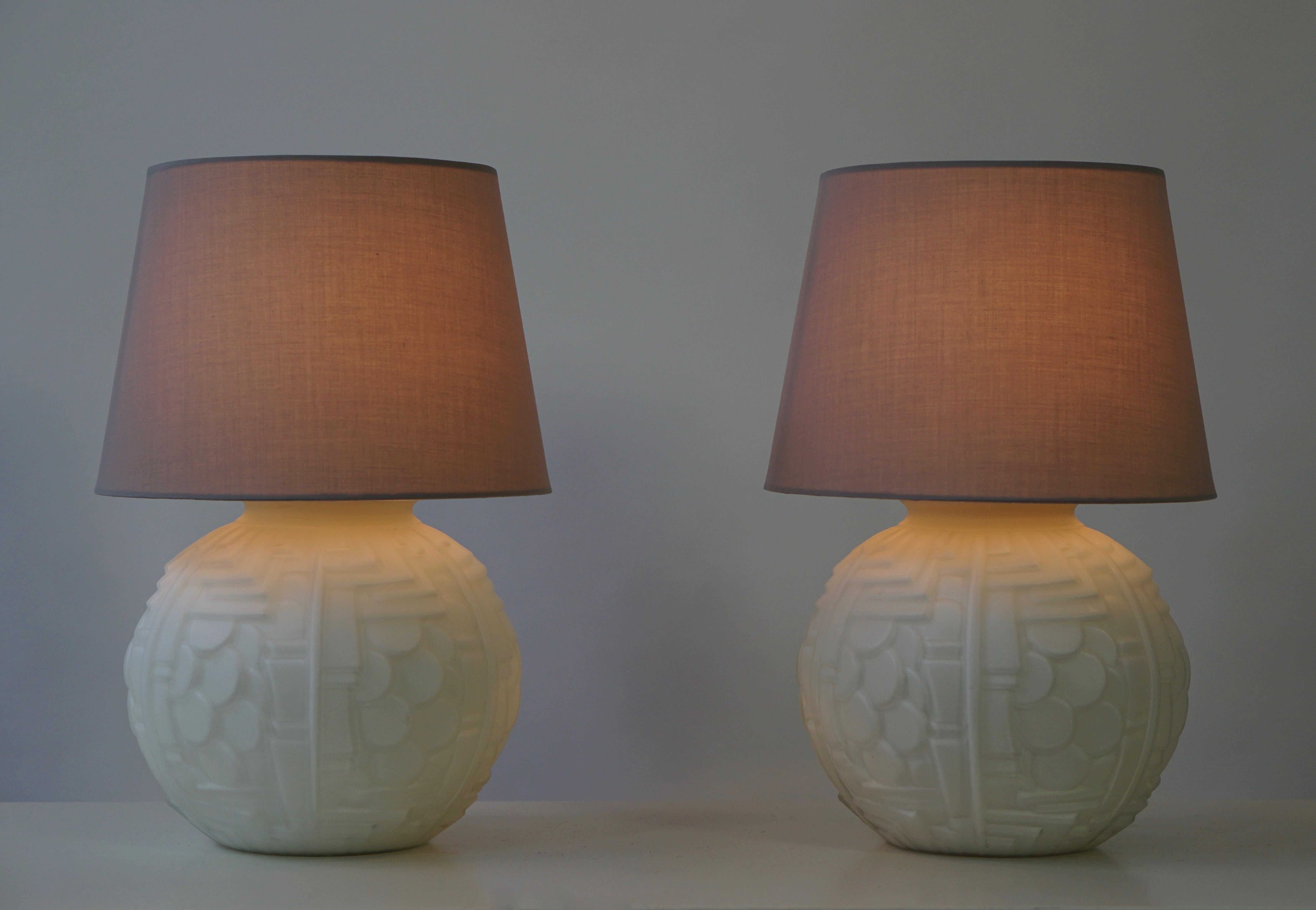 Two Italian glass table lamps.

Diameter base 20 cm.
Diameter shade 25 cm.
Height 36 cm.

Shades shown are for demonstration purposes only.
