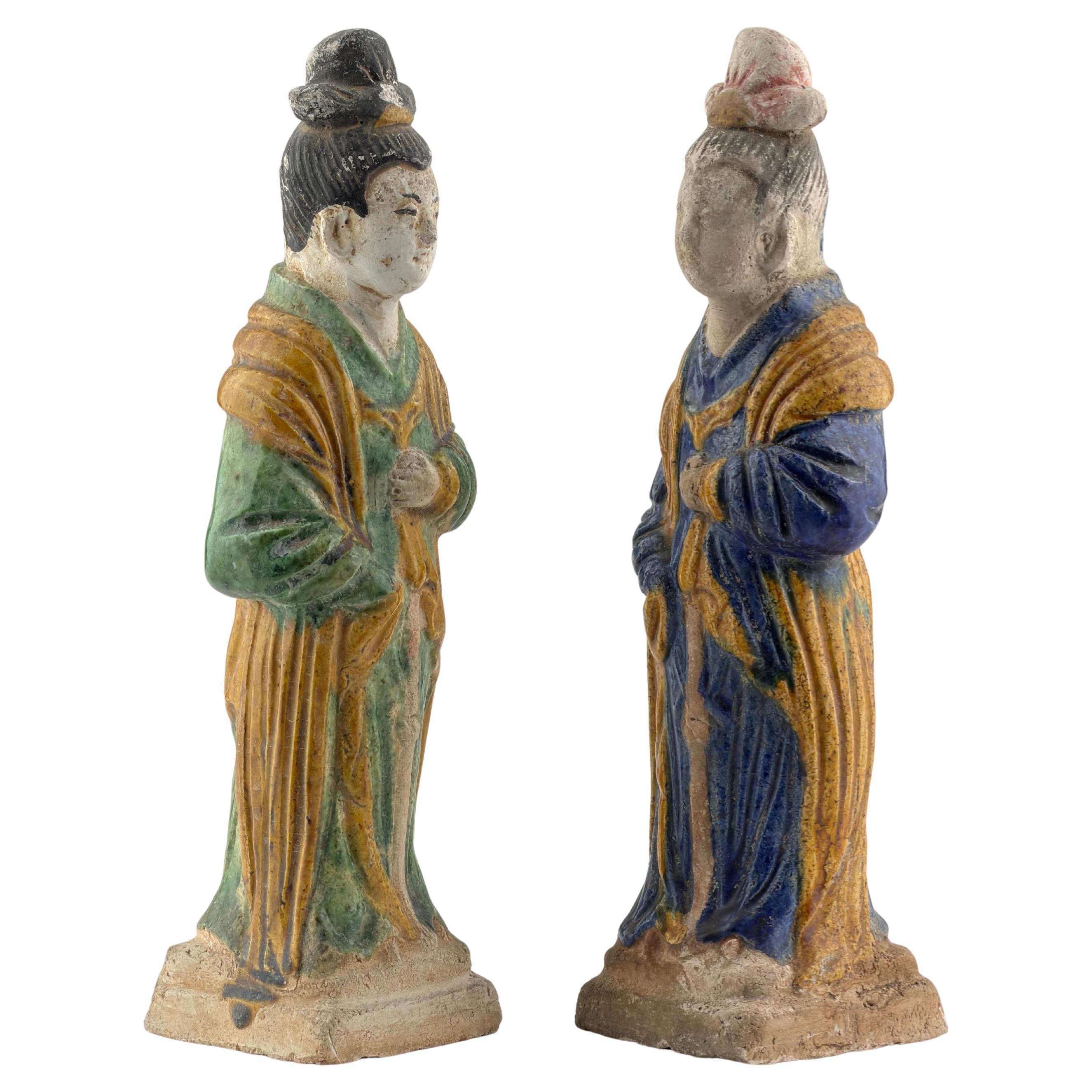 Deux attendants de cour émaillés, période Ming (1368-1644)