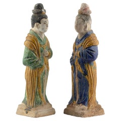 Due assistenti di corte smaltati, periodo Ming (1368-1644)