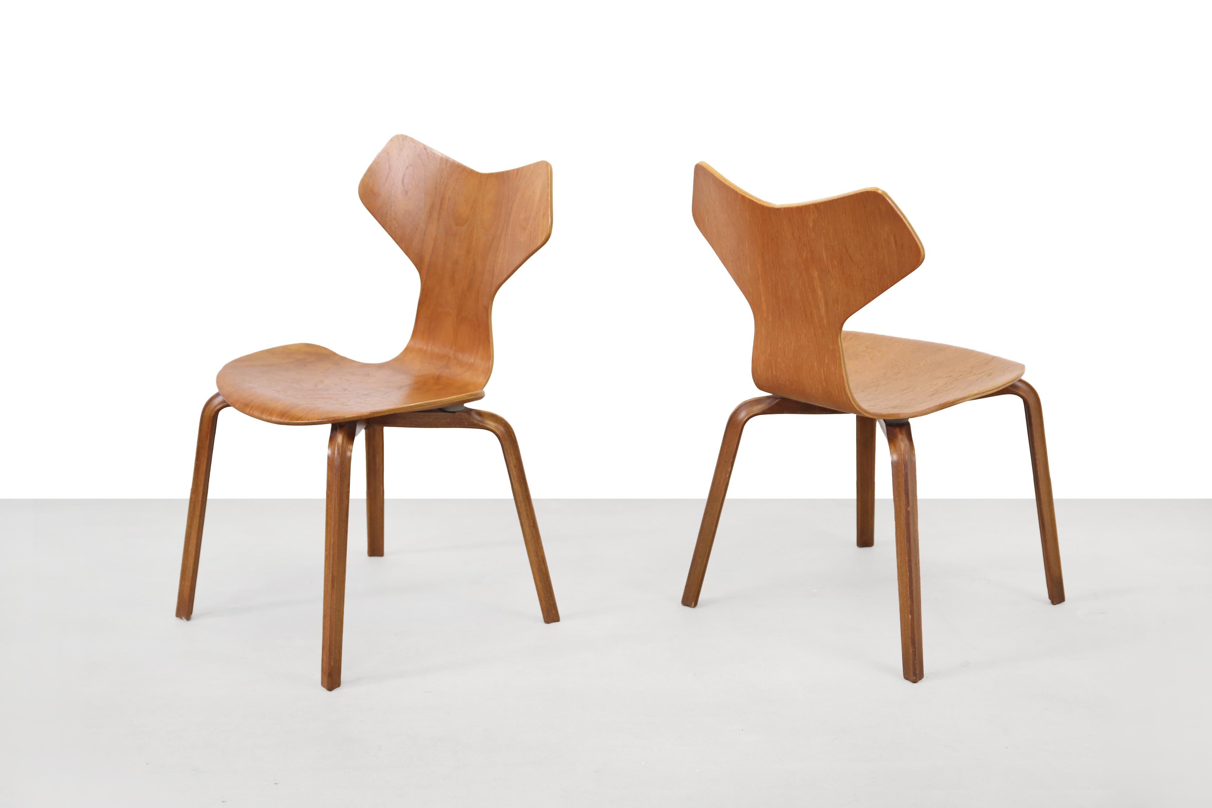 Two Grand Prix Seats in Teak by Arne Jacobsen for Fritz Hansen In Fair Condition In Amsterdam, Noord Holland