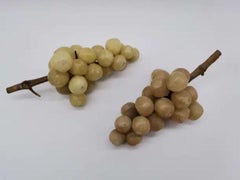 Zwei Weinstöcke mit "helleren und dunkleren" Trauben, Alabaster