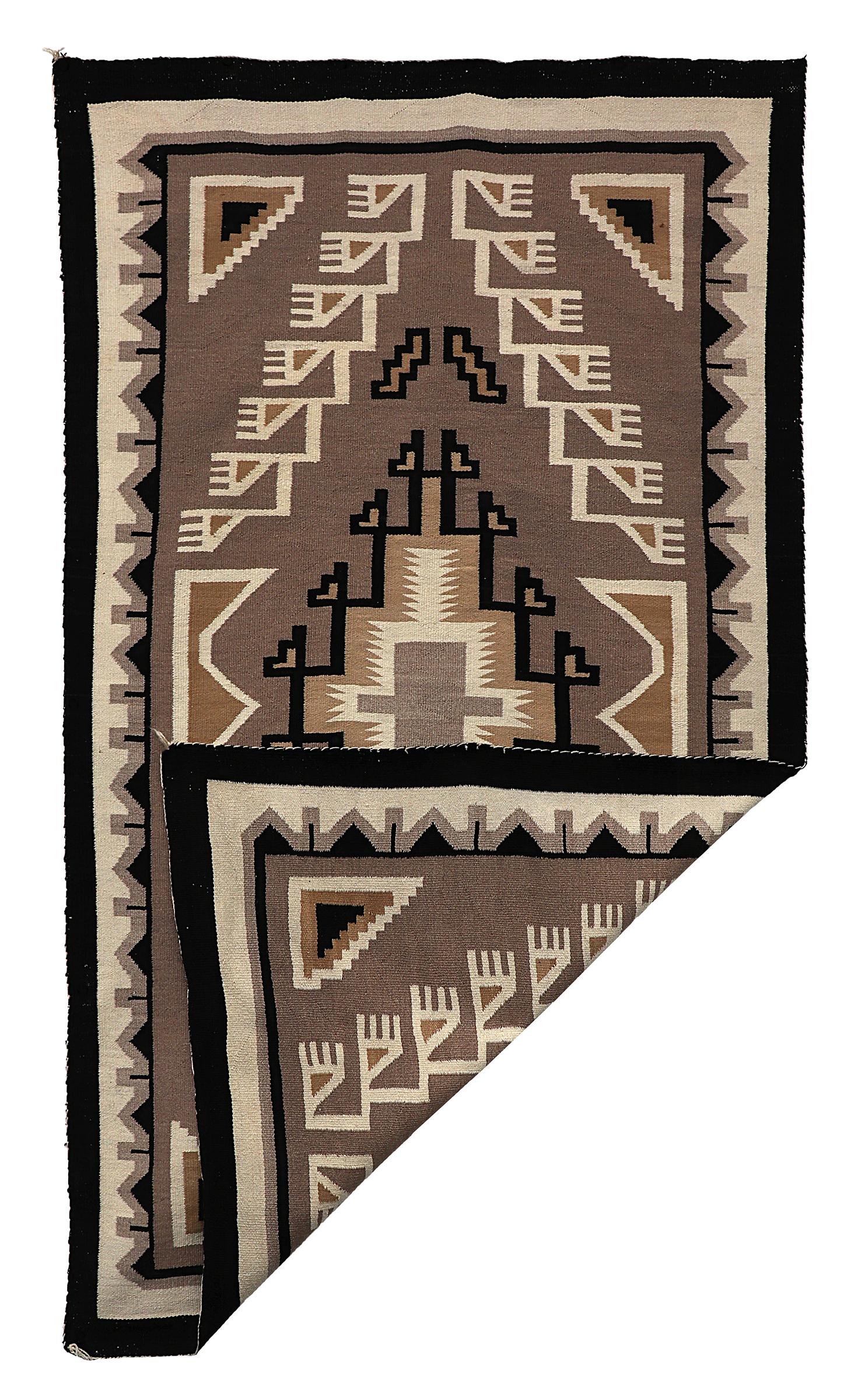 Tapis Navajo, Two Gray Hills, Trading Post Era tissage fait de laine , mesure 81 ¾ x 46 ¾ pouces.
Ce textile convient parfaitement à une utilisation au sol comme tapis de sol ou comme suspension murale.
Les Diné (Navajo) sont une tribu amérindienne
