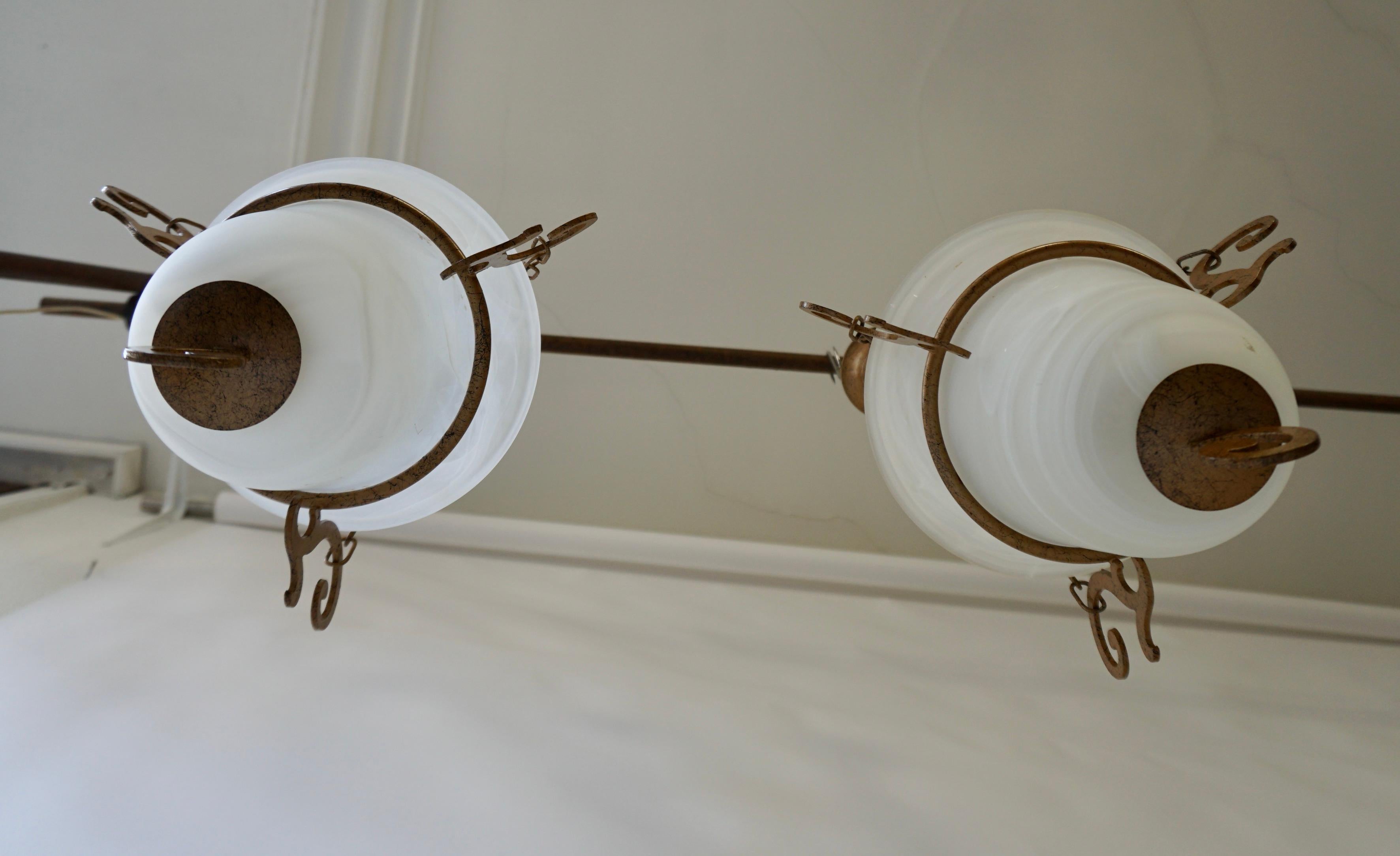 Due lampadari di vetro in stile greco in vendita 3