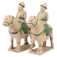 Deux chevaux et cavaliers émaillés verts, période Ming (15-16e siècle)