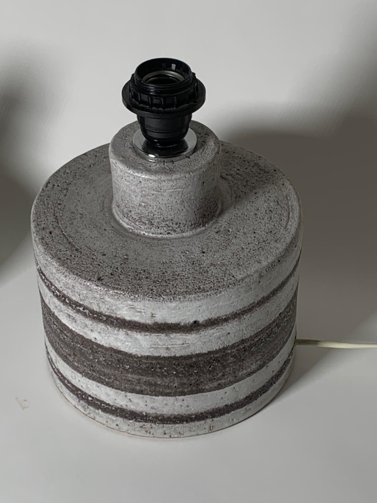 Zwei Gres-Lampensockel aus den 1960er Jahren
Kleiner Sockel mit den Maßen H 20 cm x Durchmesser 15 cm.

Über Gres
Keramische Masse aus harter Paste, kompakt, klangvoll, wasserfest, die durch Brennen bis zur beginnenden Verglasung der Mischung