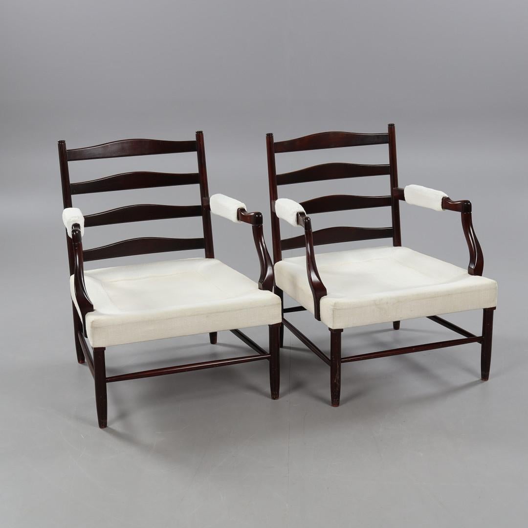 20ième siècle Paire de fauteuils Gripsholm, Arne Norell. Revêtement en lin blanc cassé. en vente