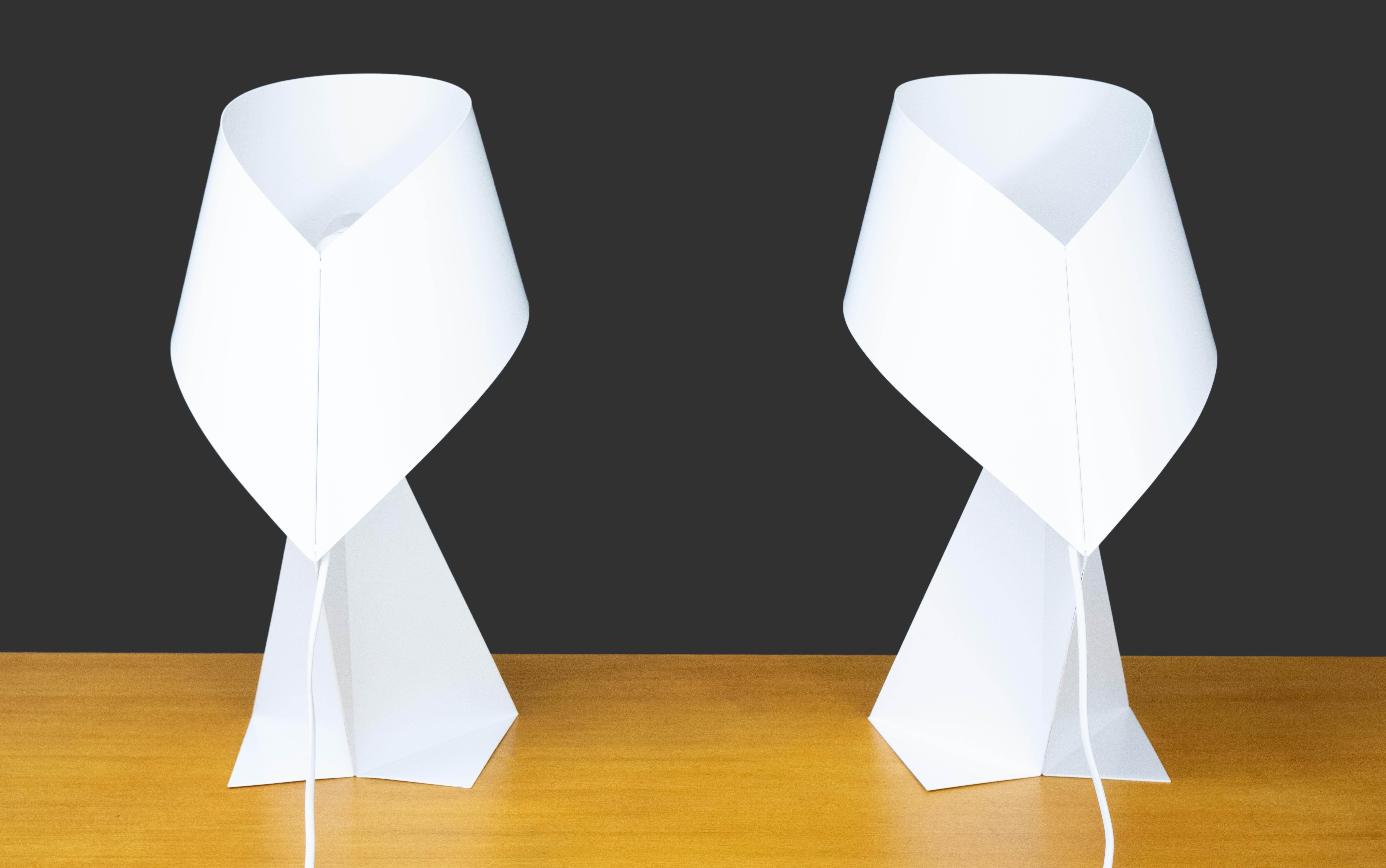 La lampe de table en métal blanc Ribbon est la première version du design sculptural et primé de Claire Norcross exclusivement pour Habitat, dans les années 1980.