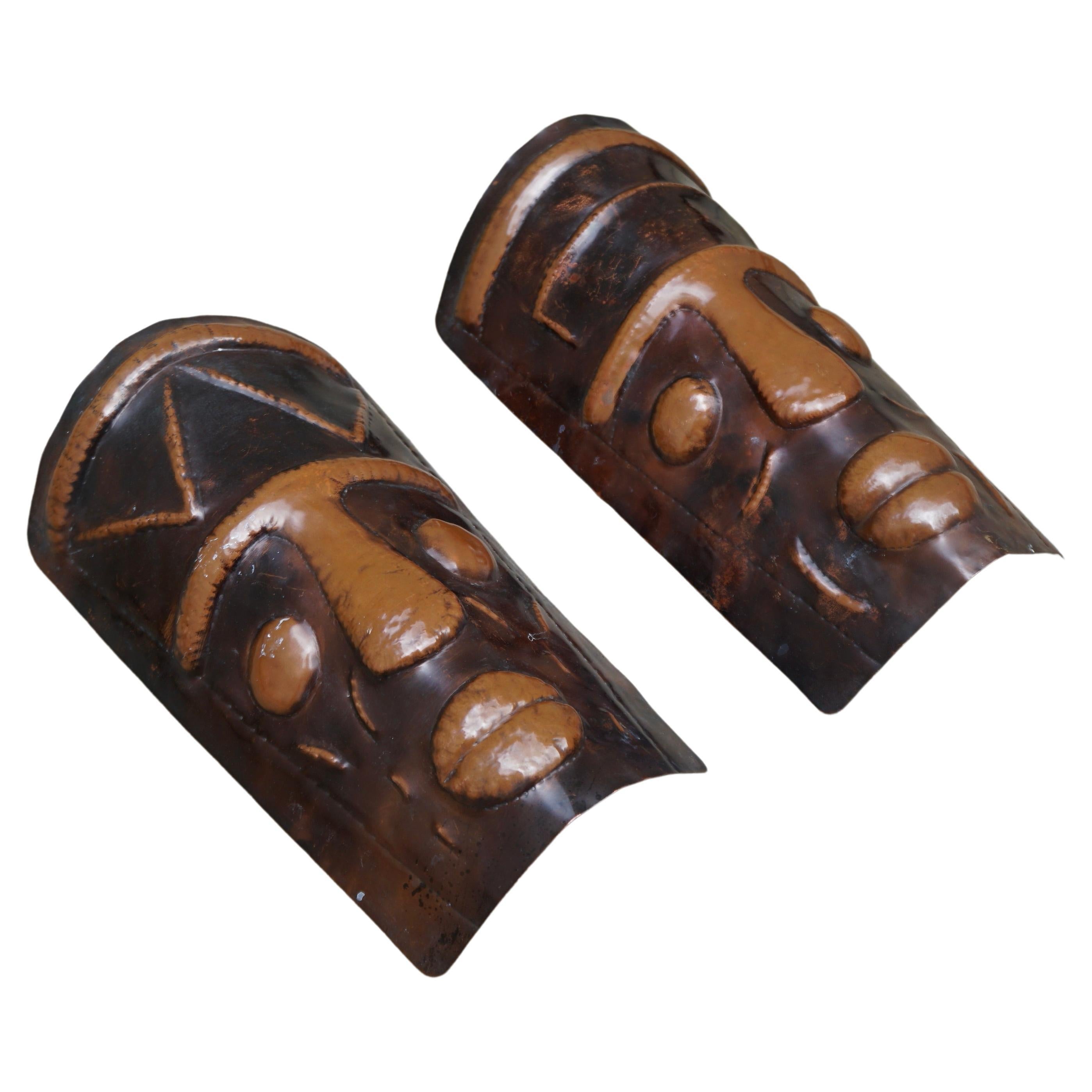 Set of two beautiful copper wall lamps sconces in the shape of African masks.
Belgium, 1950s.

Height 11.8