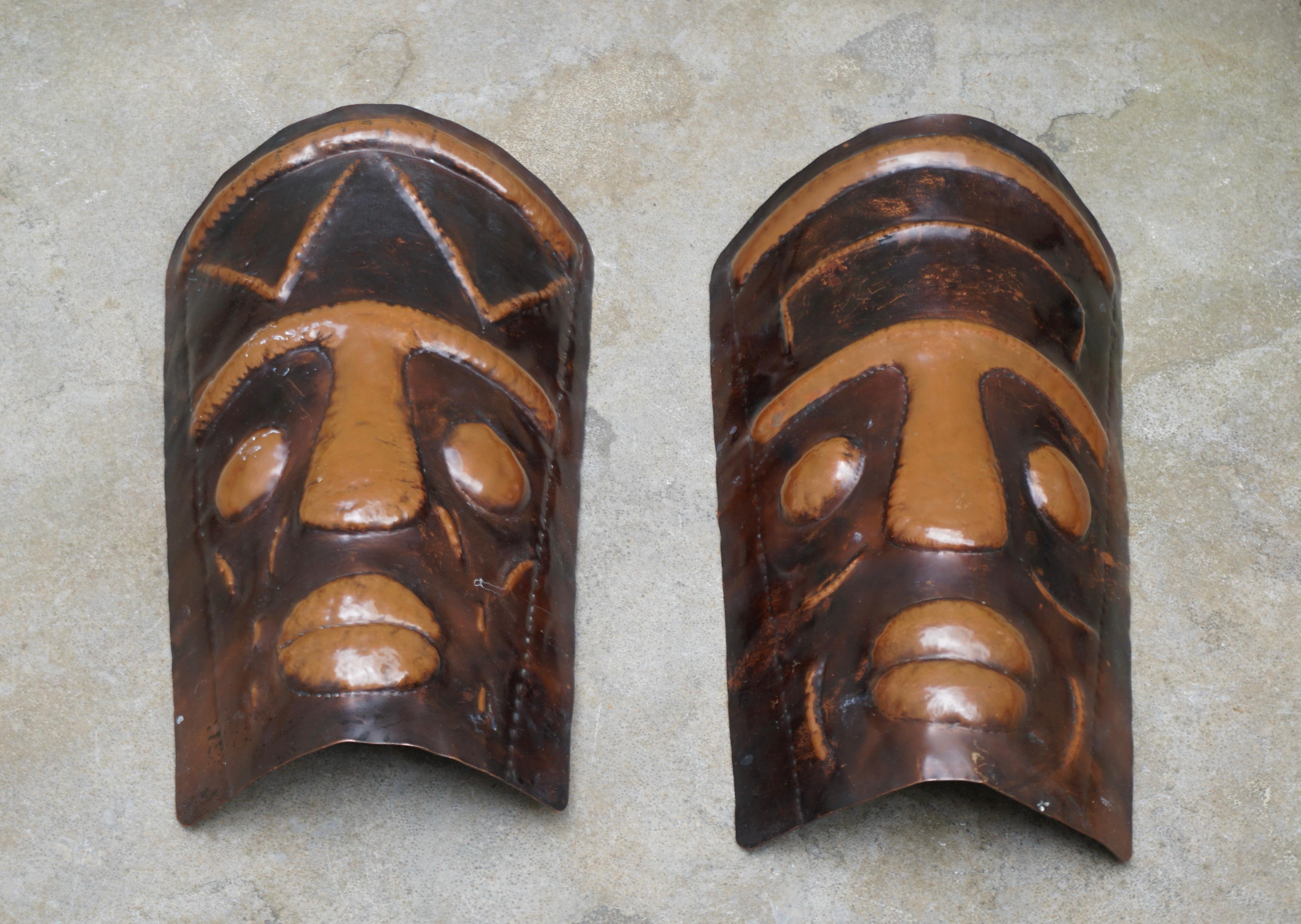 Two Hammered Copper Sconces in the Shape of African Masks In Good Condition For Sale In Antwerp, BE