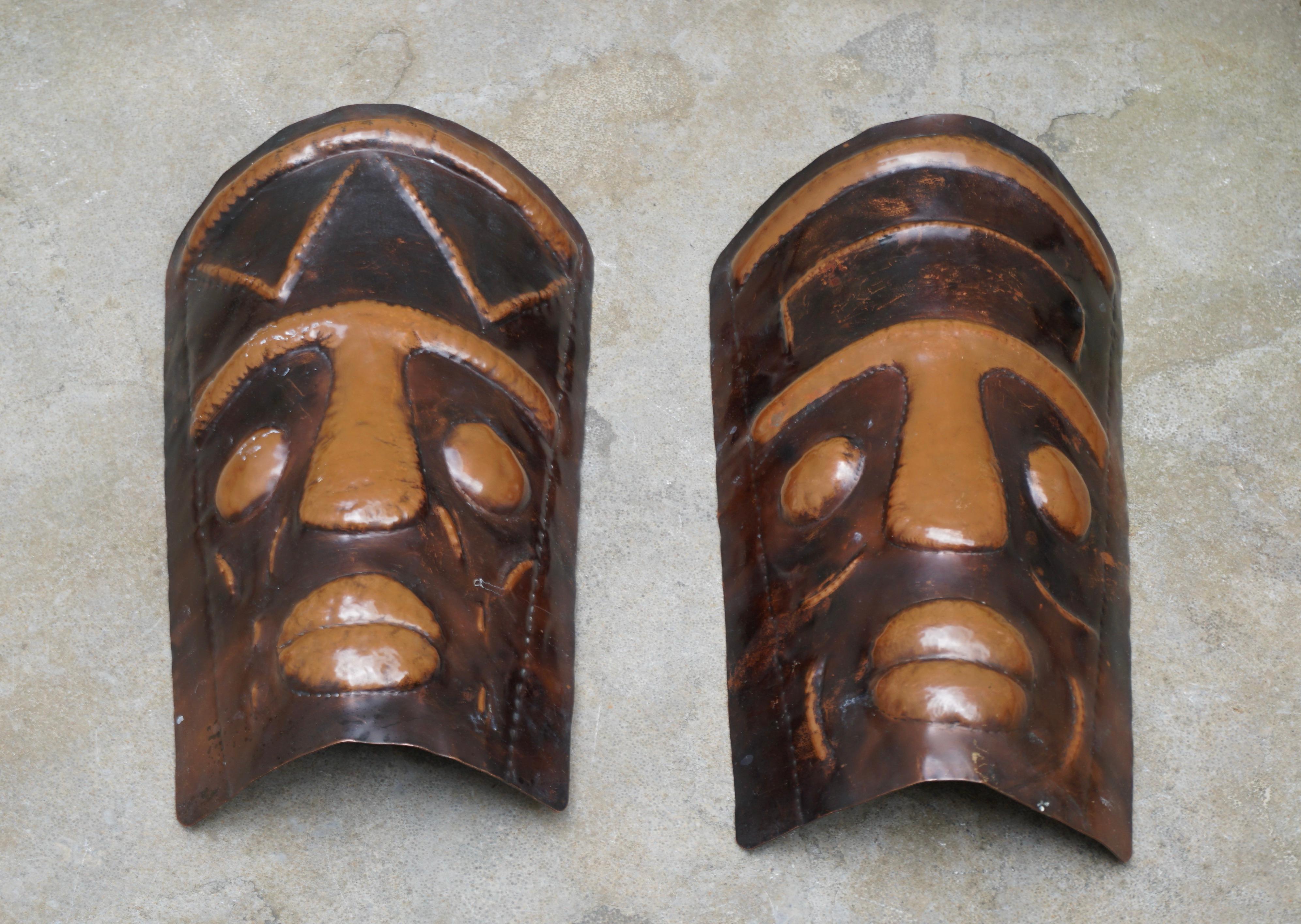 Martellato Due lampade in rame martellato a forma di maschera africana in vendita