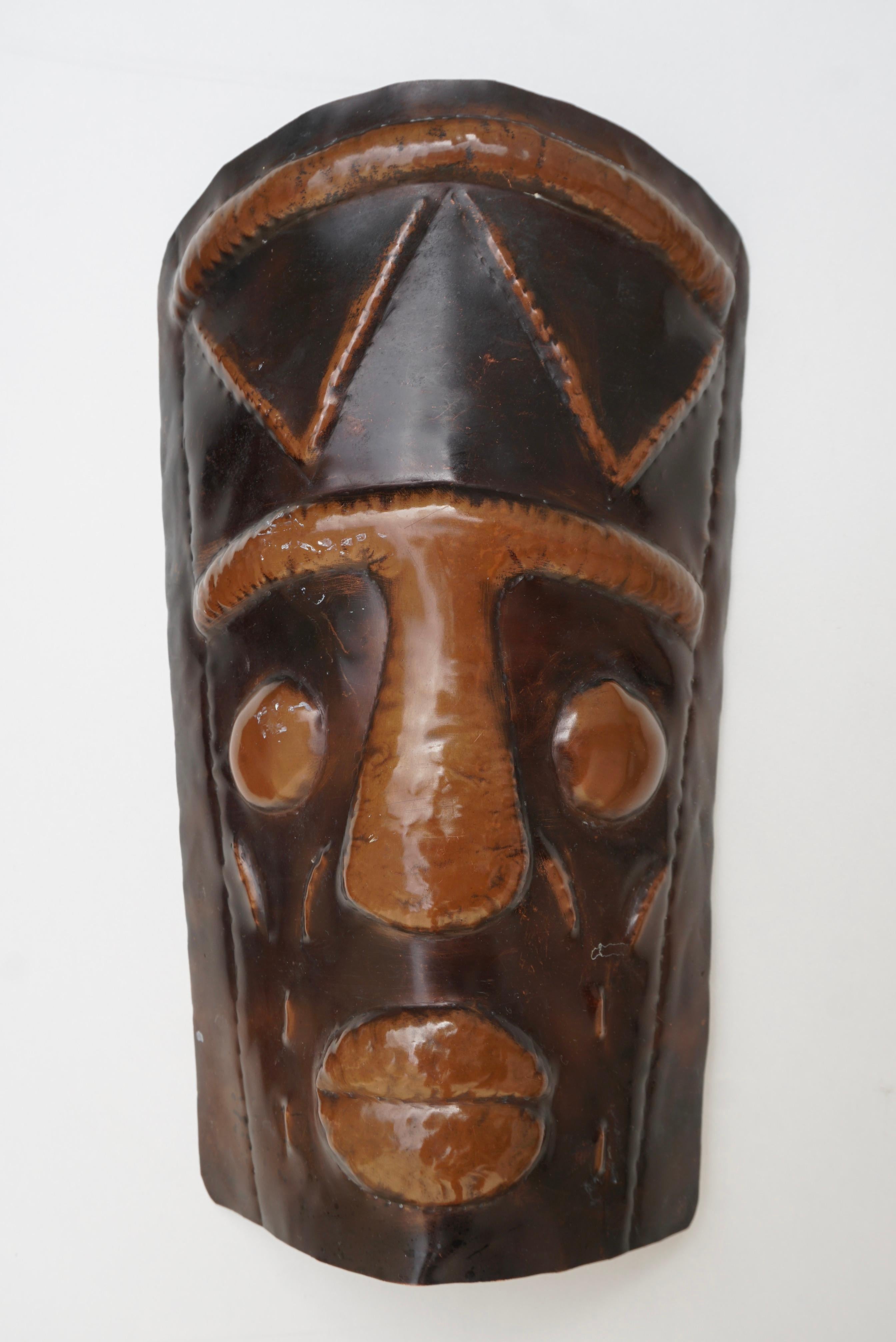 XX secolo Due lampade in rame martellato a forma di maschera africana in vendita