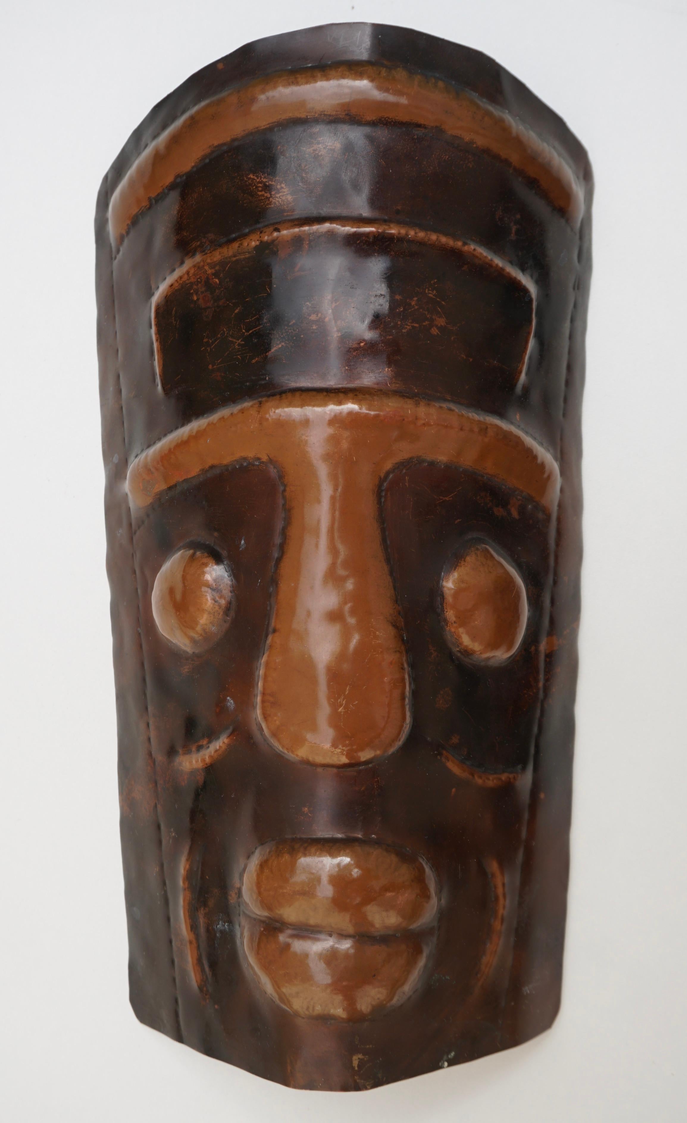 Rame Due lampade in rame martellato a forma di maschera africana in vendita