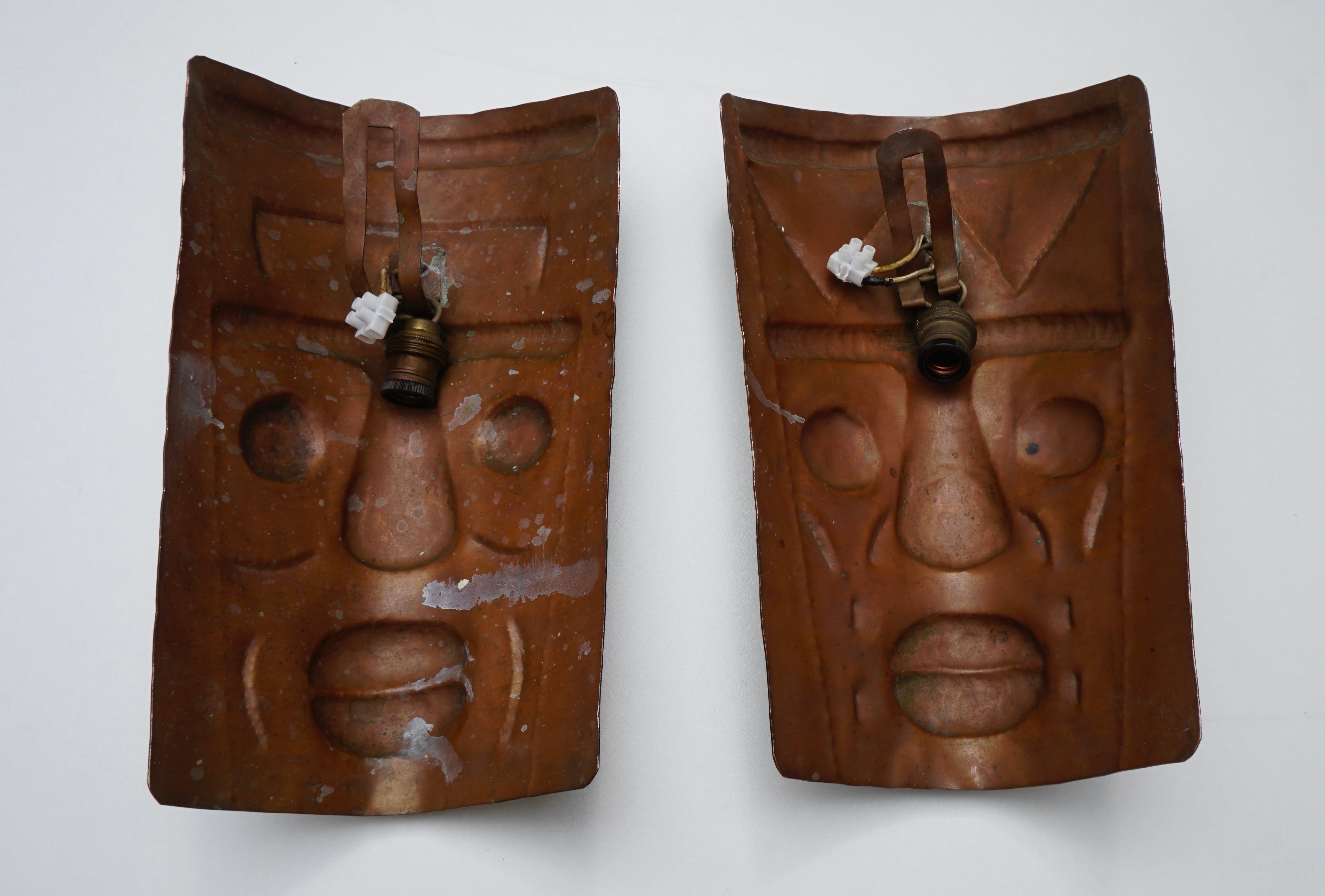 Due lampade in rame martellato a forma di maschera africana in vendita 1